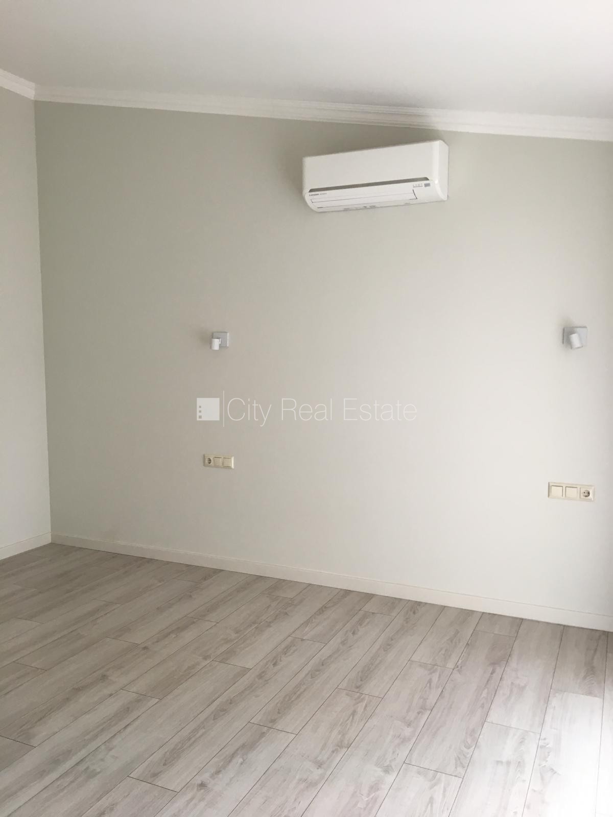 Sludinājumi. Projekts - Alīses 5, renovēta māja, slēgta teritorija, vieta automašīnai, pagalmā bērnu spēļu Cena: 900 EUR/mēn Foto #7