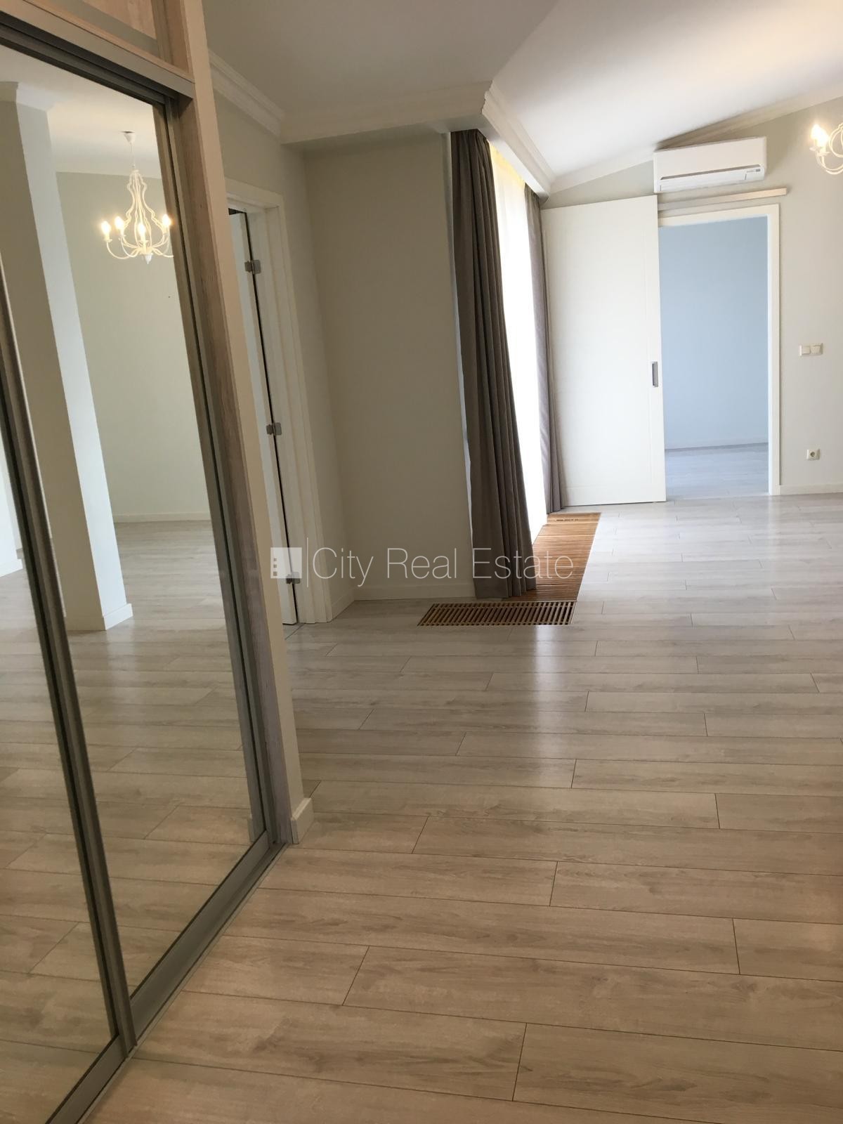 Sludinājumi. Projekts - Alīses 5, renovēta māja, slēgta teritorija, vieta automašīnai, pagalmā bērnu spēļu Cena: 900 EUR/mēn Foto #4