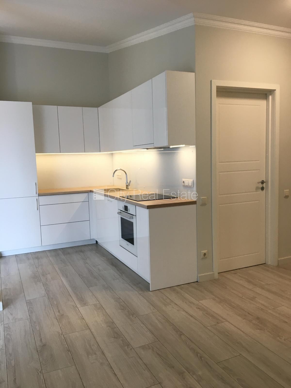 Sludinājumi. Projekts - Alīses 5, renovēta māja, slēgta teritorija, vieta automašīnai, pagalmā bērnu spēļu Cena: 900 EUR/mēn Foto #3