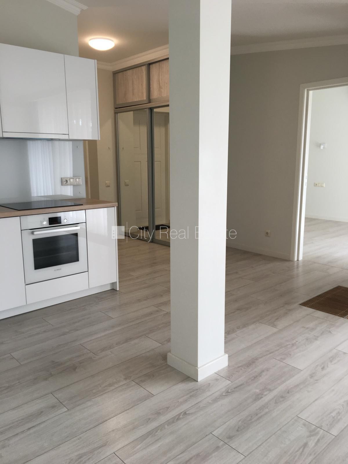Sludinājumi. Projekts - Alīses 5, renovēta māja, slēgta teritorija, vieta automašīnai, pagalmā bērnu spēļu Cena: 900 EUR/mēn Foto #2