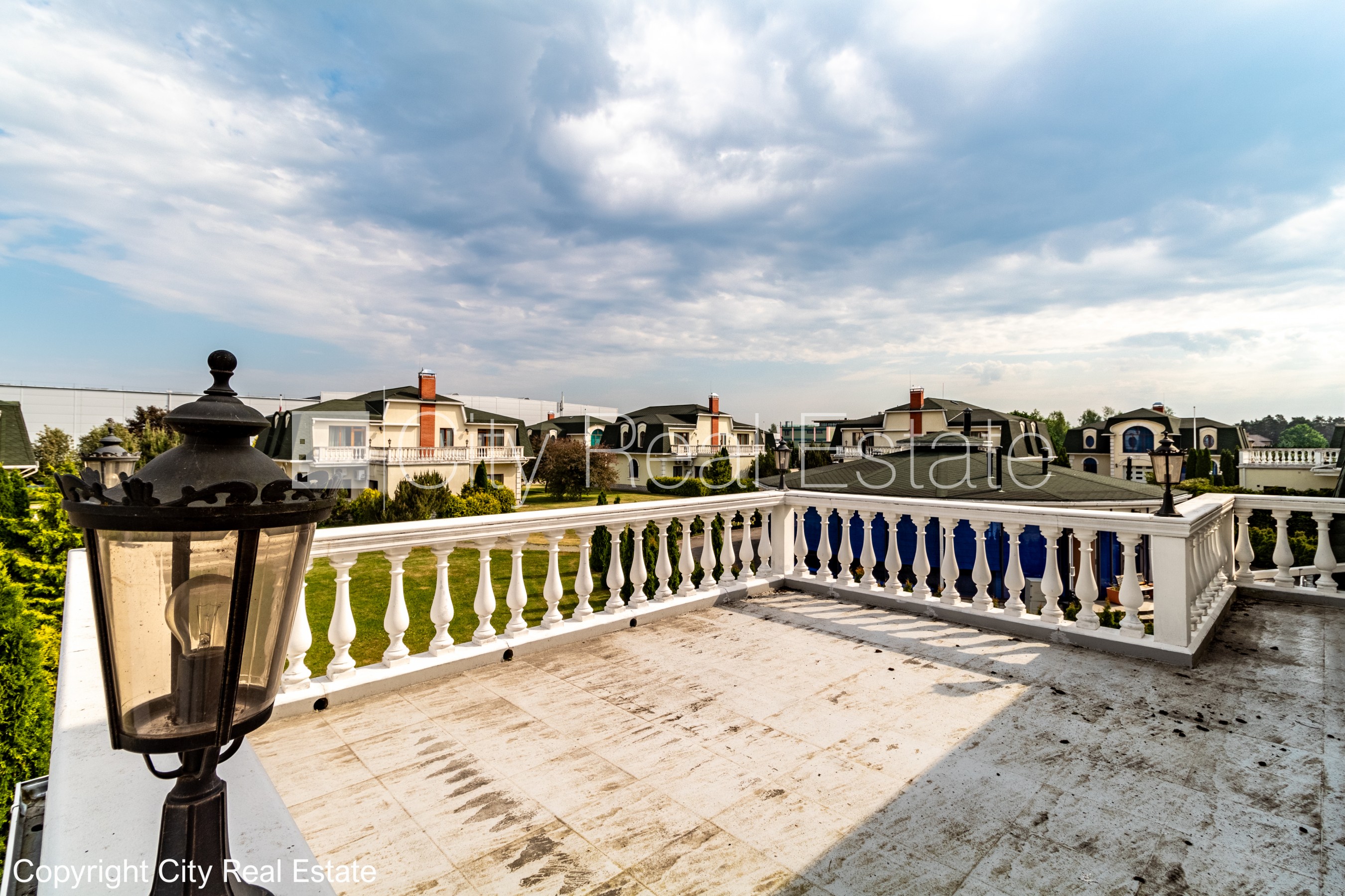 Sludinājumi. Labiekārtota apzaļumota teritorija, garāža vienai automašīnai, objektu apsargā fiziskā apsardze, Cena: 1000 EUR/mēn Foto #2