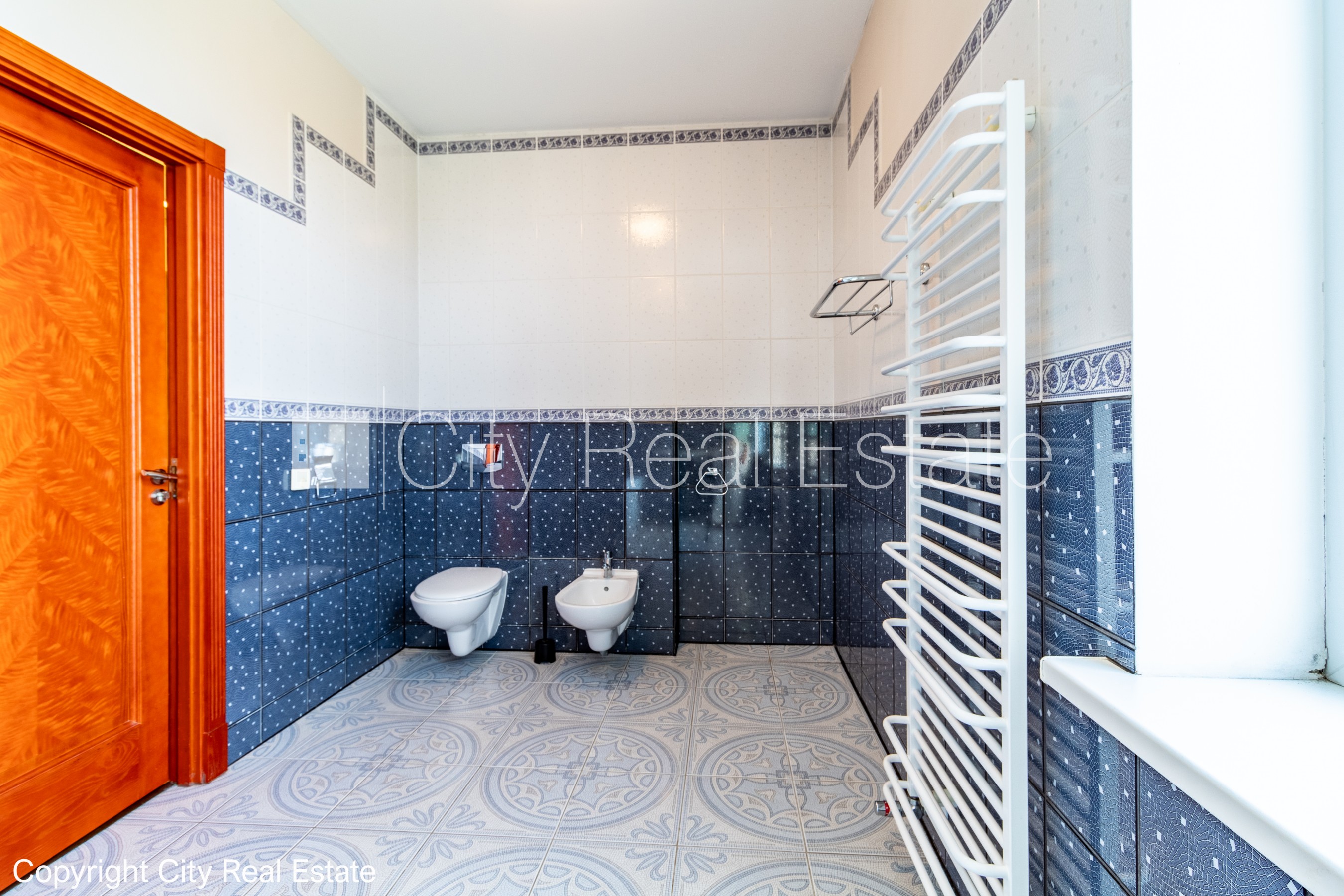 Sludinājumi. Labiekārtota apzaļumota teritorija, garāža vienai automašīnai, objektu apsargā fiziskā apsardze, Cena: 1000 EUR/mēn Foto #12