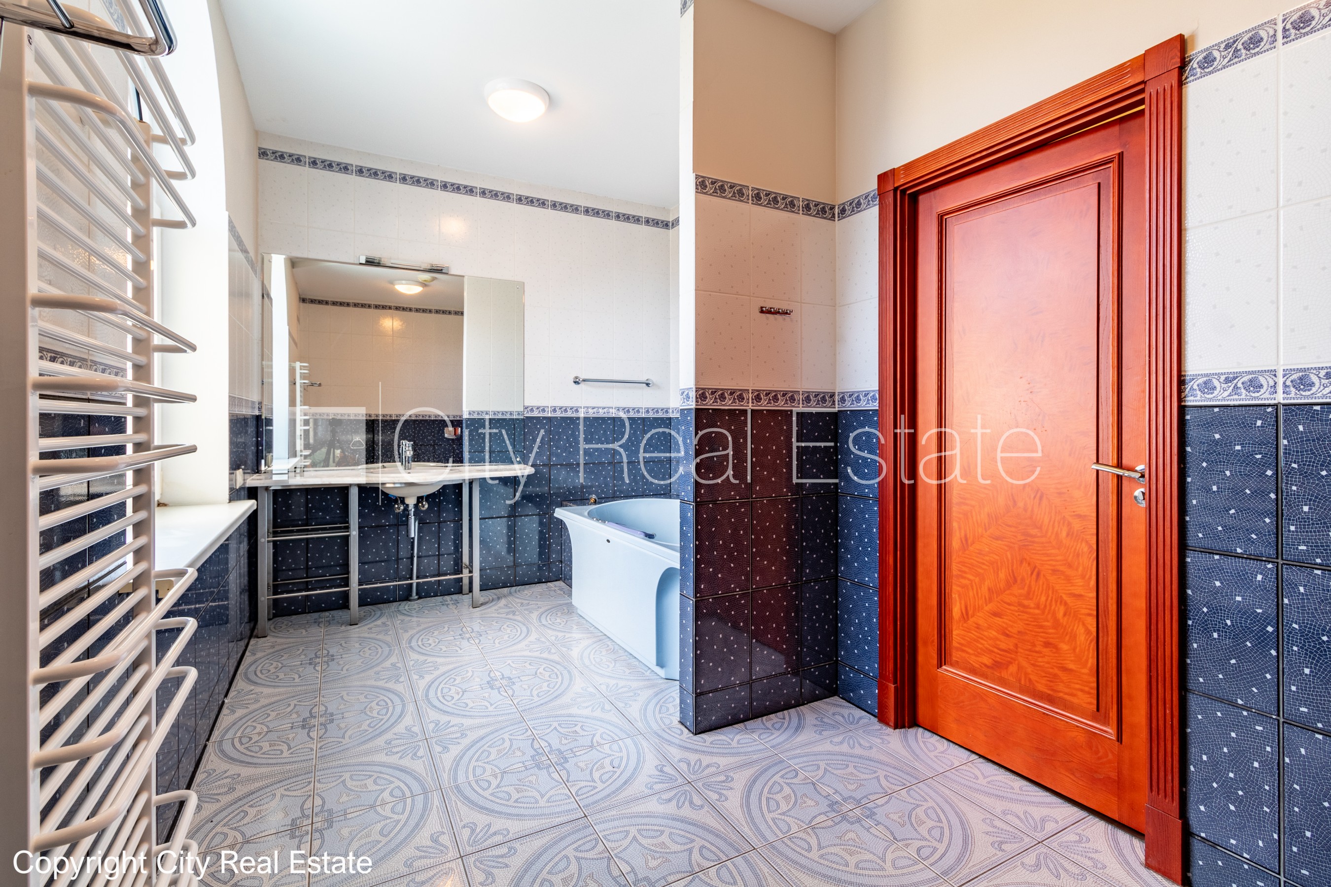 Sludinājumi. Labiekārtota apzaļumota teritorija, garāža vienai automašīnai, objektu apsargā fiziskā apsardze, Cena: 1000 EUR/mēn Foto #10