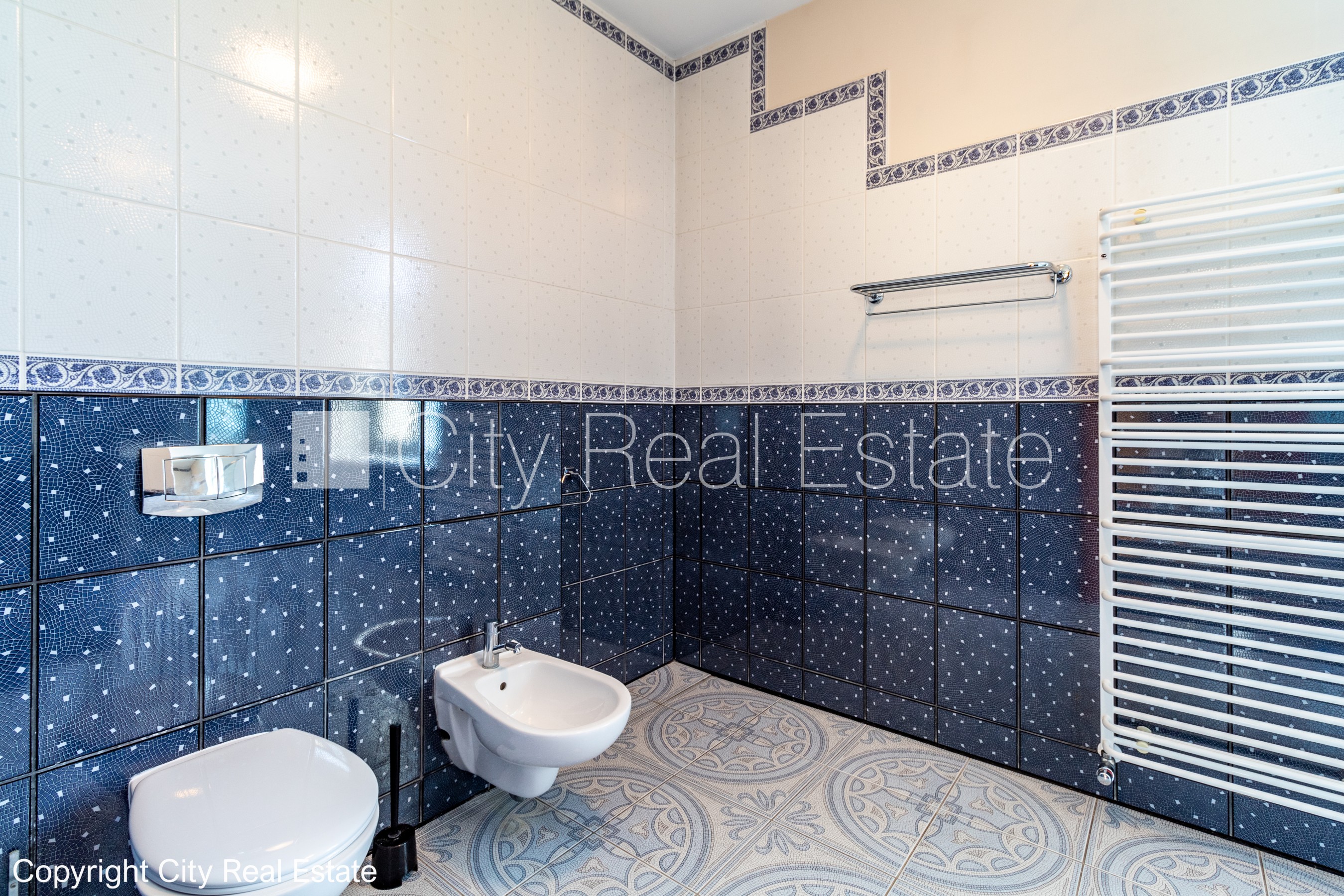 Sludinājumi. Labiekārtota apzaļumota teritorija, garāža vienai automašīnai, objektu apsargā fiziskā apsardze, Cena: 1000 EUR/mēn Foto #13