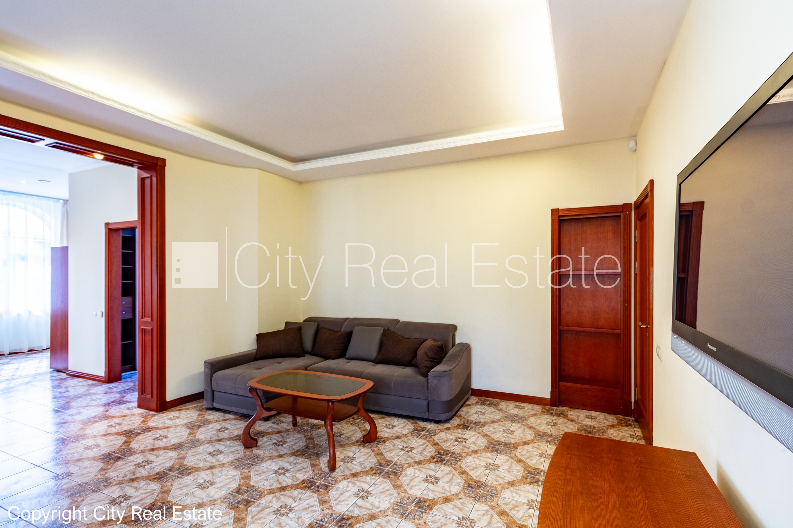 Sludinājumi. Labiekārtota apzaļumota teritorija, garāža vienai automašīnai, objektu apsargā fiziskā apsardze, Cena: 1000 EUR/mēn Foto #7