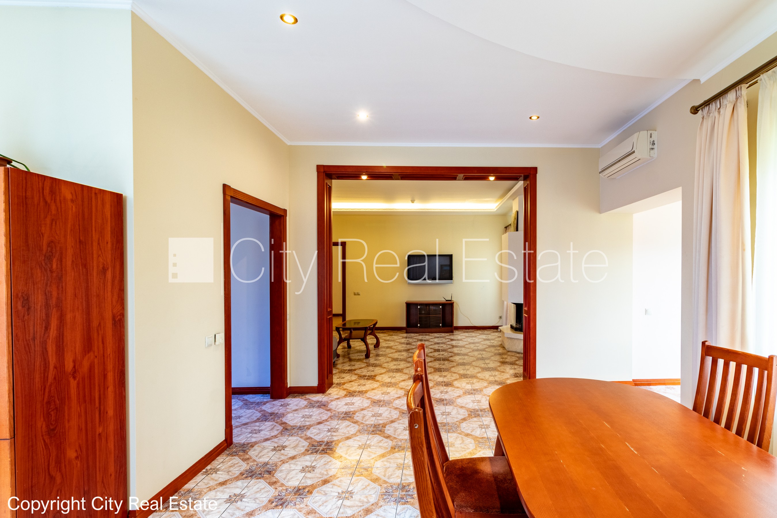 Sludinājumi. Labiekārtota apzaļumota teritorija, garāža vienai automašīnai, objektu apsargā fiziskā apsardze, Cena: 1000 EUR/mēn Foto #17