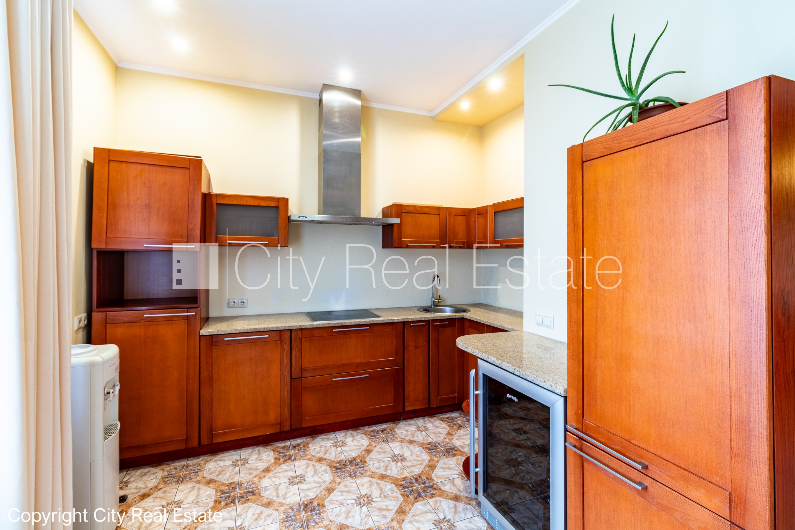 Sludinājumi. Labiekārtota apzaļumota teritorija, garāža vienai automašīnai, objektu apsargā fiziskā apsardze, Cena: 1000 EUR/mēn Foto #20