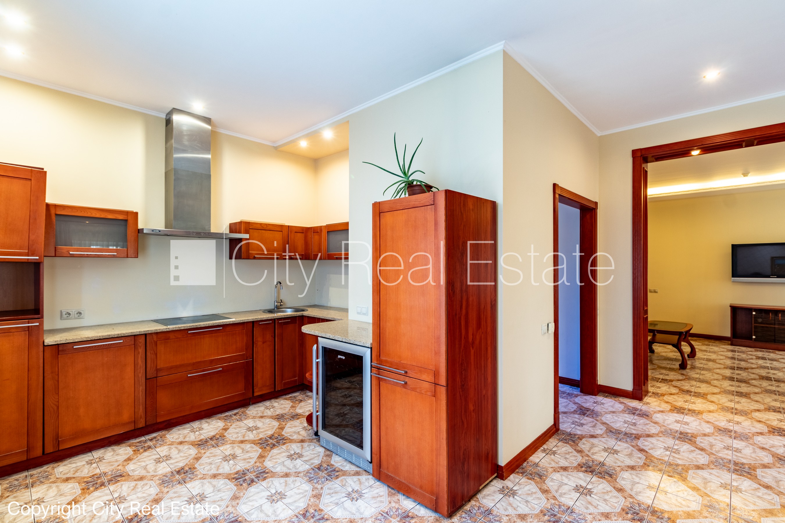 Sludinājumi. Labiekārtota apzaļumota teritorija, garāža vienai automašīnai, objektu apsargā fiziskā apsardze, Cena: 1000 EUR/mēn Foto #19