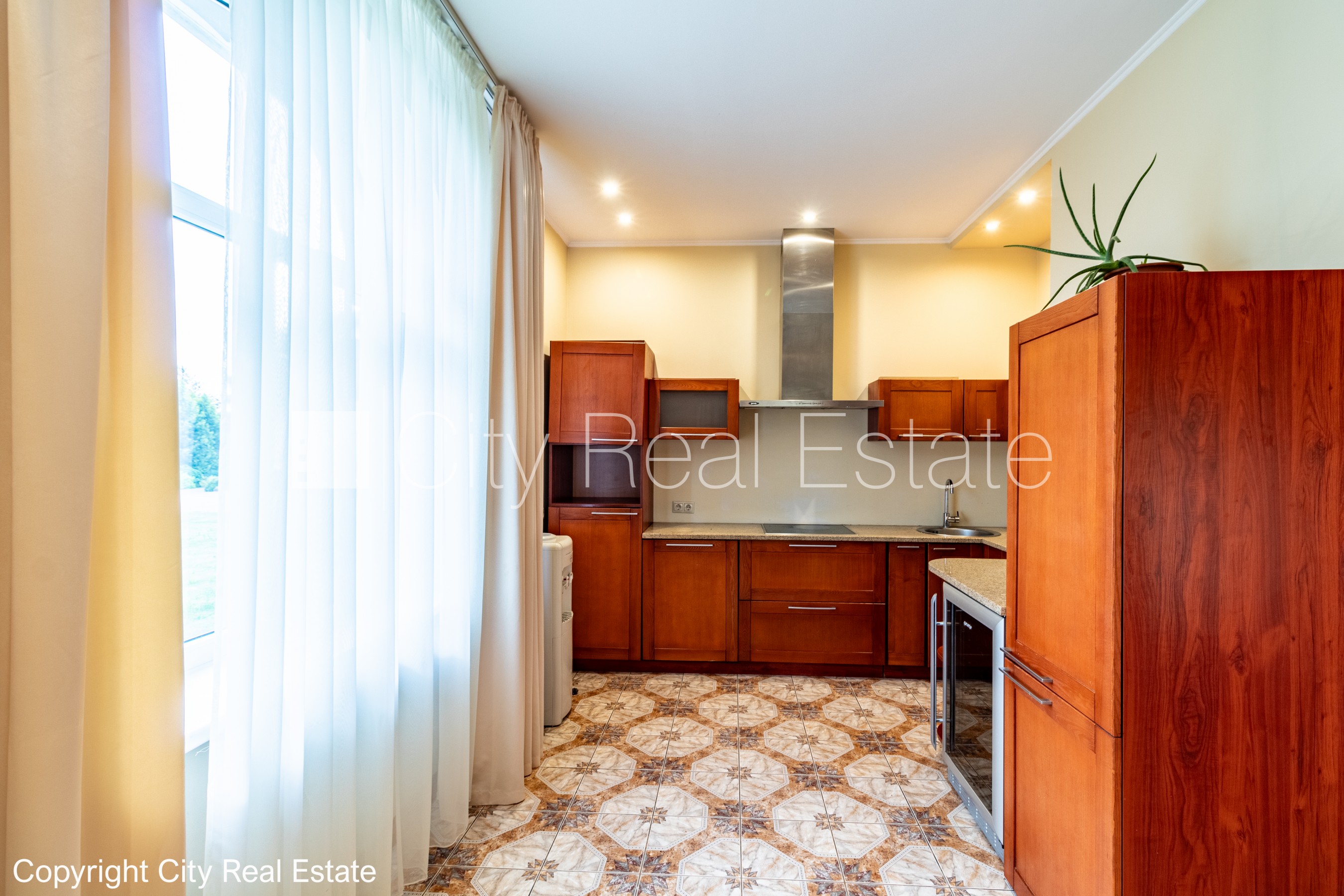 Sludinājumi. Labiekārtota apzaļumota teritorija, garāža vienai automašīnai, objektu apsargā fiziskā apsardze, Cena: 1000 EUR/mēn Foto #21