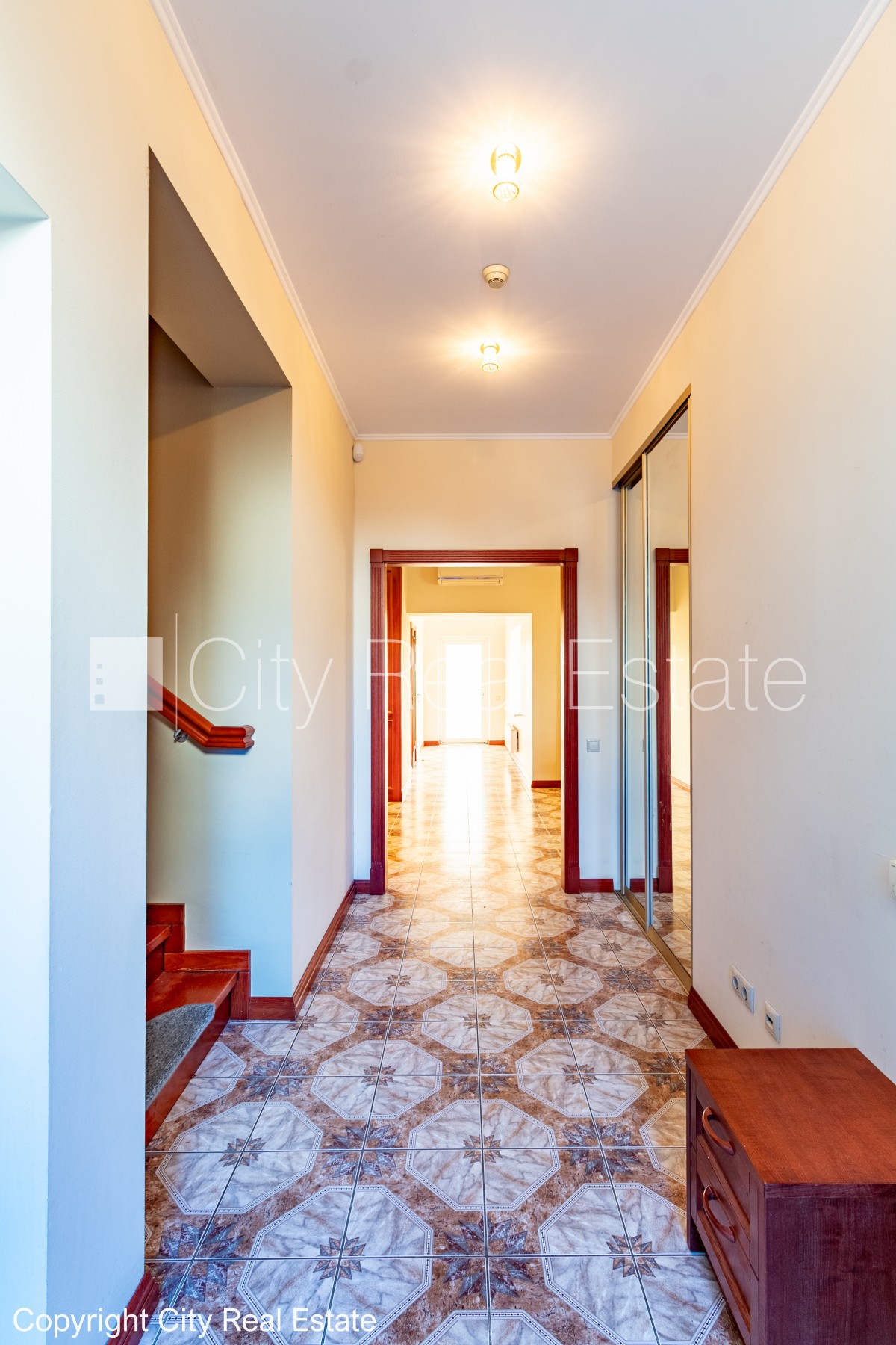 Sludinājumi. Labiekārtota apzaļumota teritorija, garāža vienai automašīnai, objektu apsargā fiziskā apsardze, Cena: 1000 EUR/mēn Foto #22