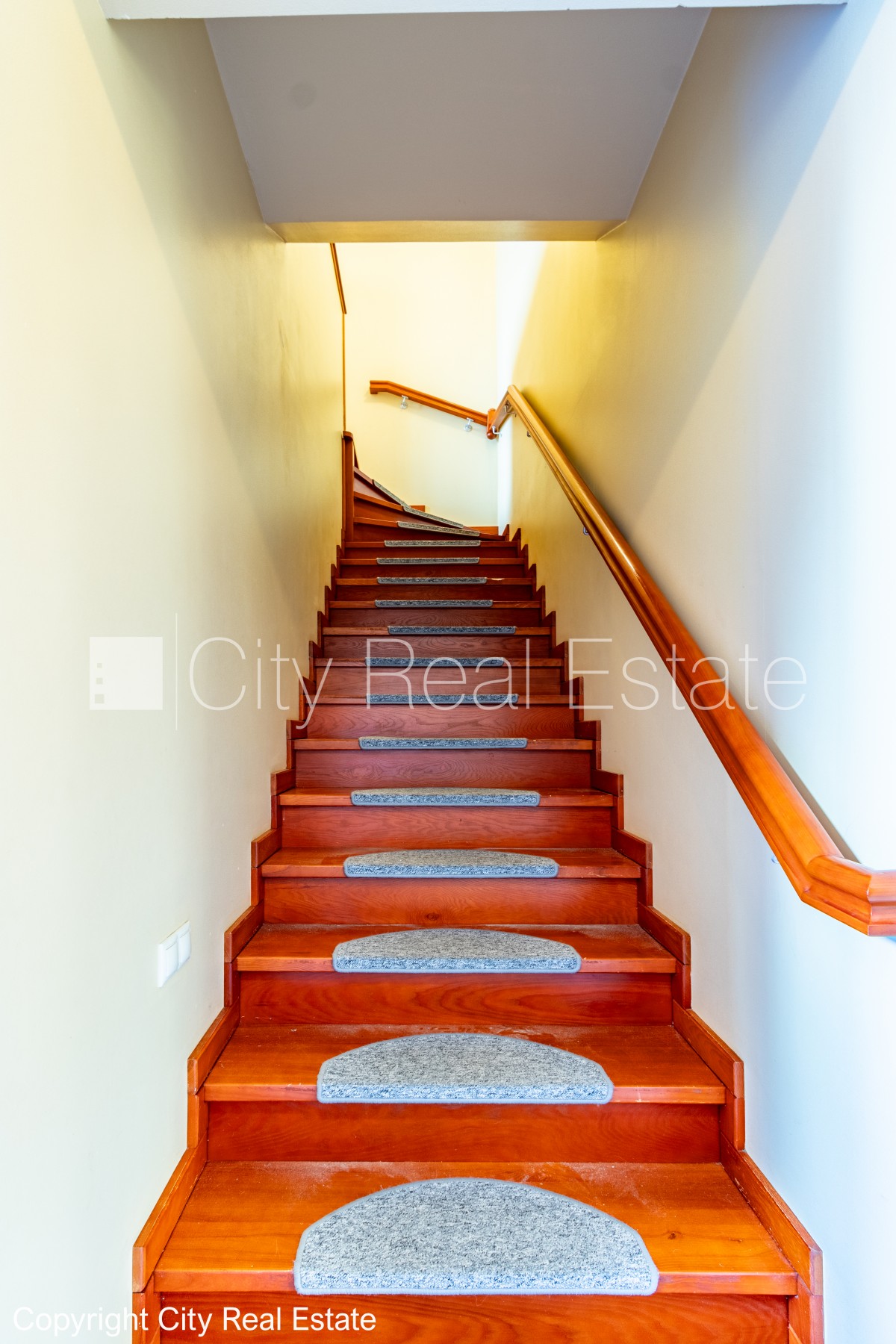 Sludinājumi. Labiekārtota apzaļumota teritorija, garāža vienai automašīnai, objektu apsargā fiziskā apsardze, Cena: 1000 EUR/mēn Foto #23