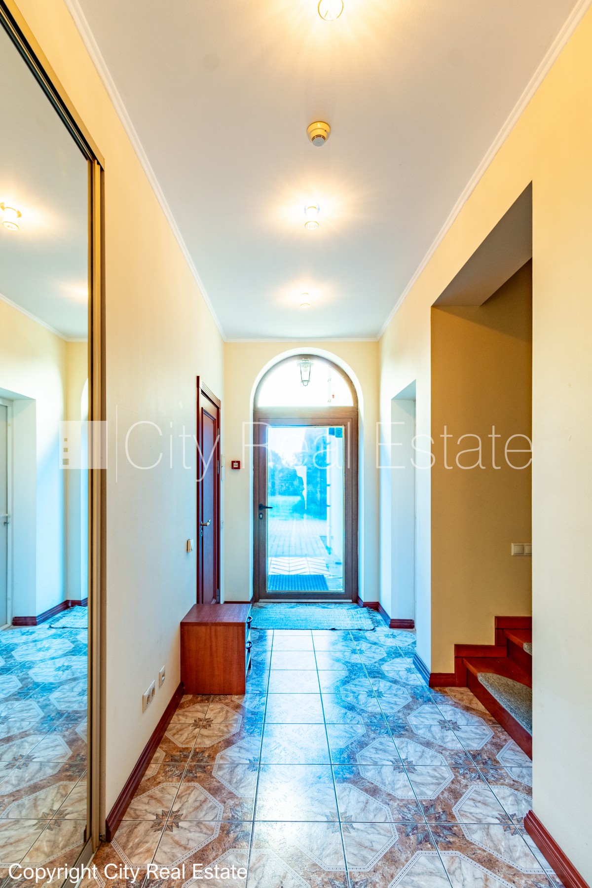 Sludinājumi. Labiekārtota apzaļumota teritorija, garāža vienai automašīnai, objektu apsargā fiziskā apsardze, Cena: 1000 EUR/mēn Foto #4