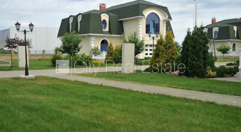 Sludinājumi. Slēgta teritorija, garāža vienai automašīnai, terase, guļamistabu skaits 3 gab., studio tipa, Cena: 295000 EUR Foto #1