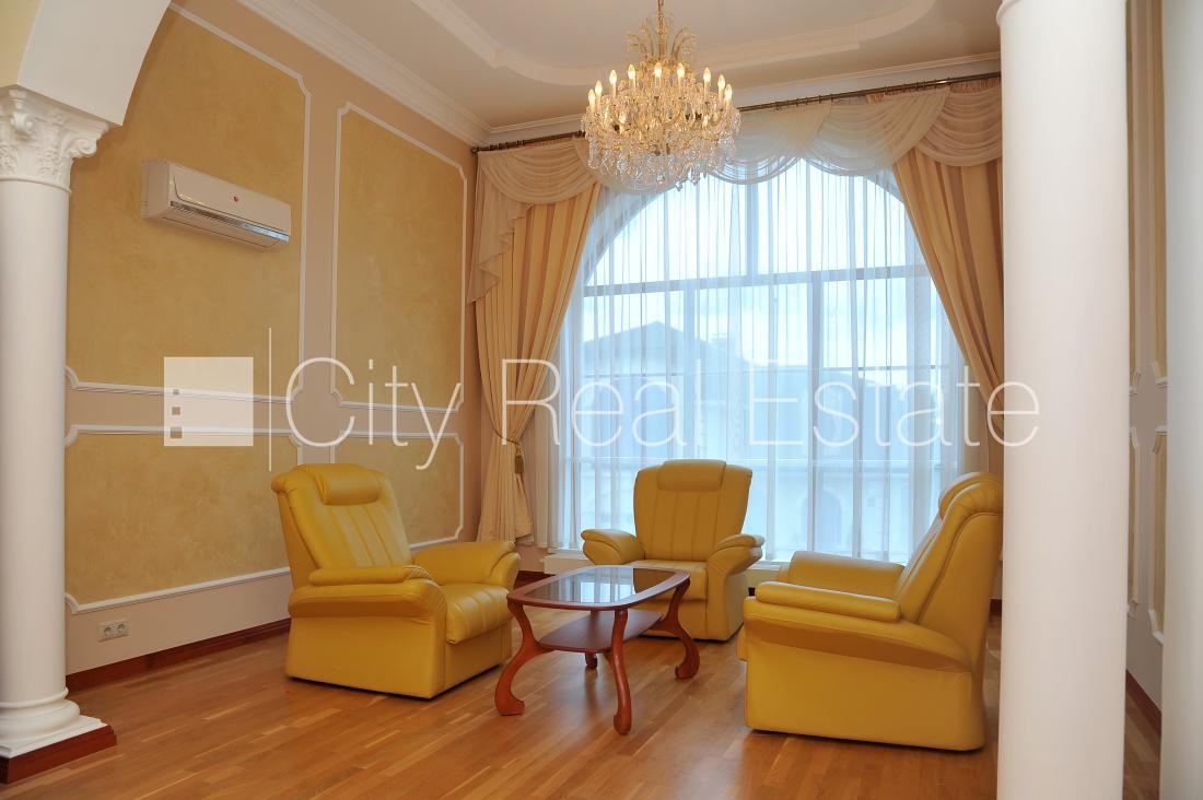 Sludinājumi. Slēgta teritorija, garāža vienai automašīnai, terase, guļamistabu skaits 3 gab., studio tipa, Cena: 295000 EUR Foto #2