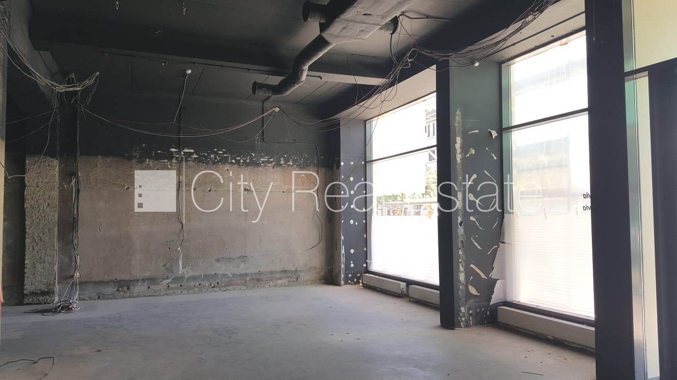 Объявление. Фасадный дом, реновированный дом, вход с улицы, окна выходят на улицу, система вентиляции воздуха, Цена: 3900 EUR/мес. Foto #6