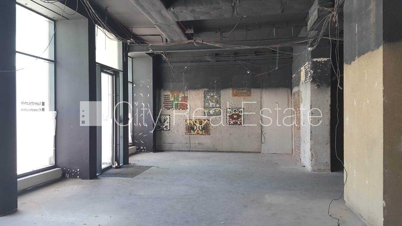 Объявление. Фасадный дом, реновированный дом, вход с улицы, окна выходят на улицу, система вентиляции воздуха, Цена: 3900 EUR/мес. Foto #8