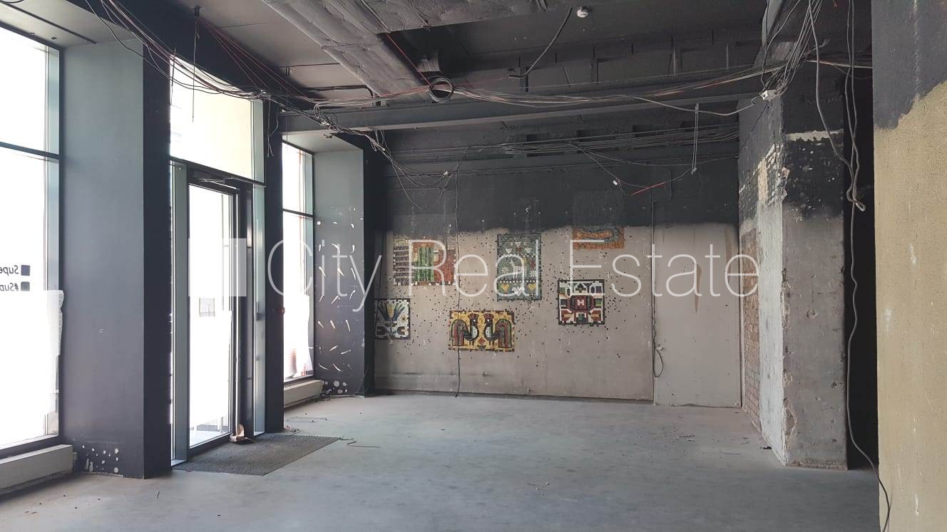 Объявление. Фасадный дом, реновированный дом, вход с улицы, окна выходят на улицу, система вентиляции воздуха, Цена: 3900 EUR/мес. Foto #9