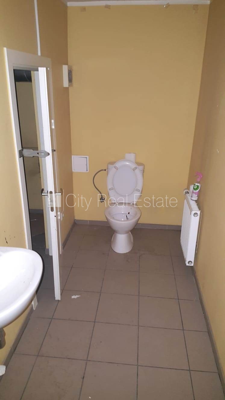 Объявление. Фасадный дом, реновированный дом, вход с улицы, окна выходят на улицу, система вентиляции воздуха, Цена: 3900 EUR/мес. Foto #20