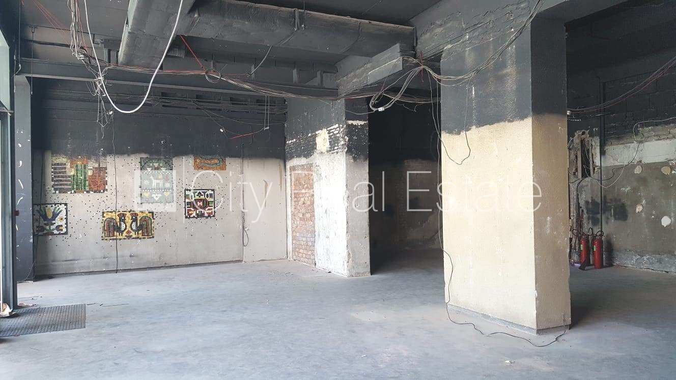 Объявление. Фасадный дом, реновированный дом, вход с улицы, окна выходят на улицу, система вентиляции воздуха, Цена: 3900 EUR/мес. Foto #19