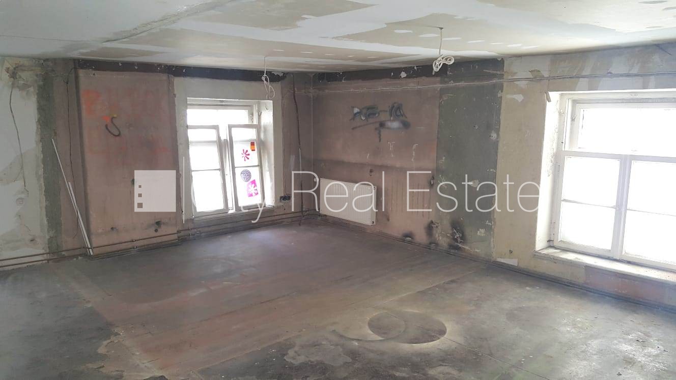 Объявление. Фасадный дом, реновированный дом, вход с улицы, окна выходят на улицу, система вентиляции воздуха, Цена: 3900 EUR/мес. Foto #13