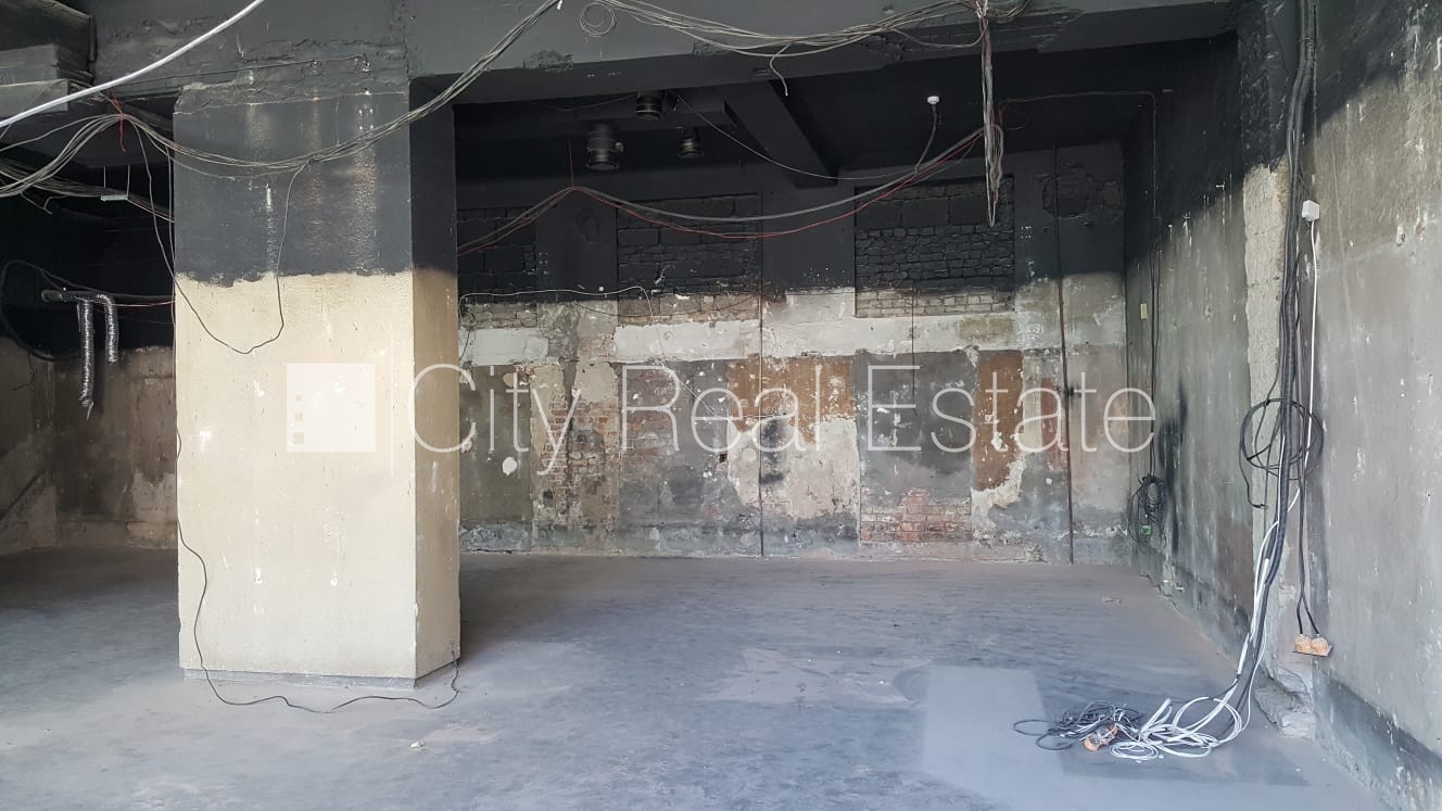 Объявление. Фасадный дом, реновированный дом, вход с улицы, окна выходят на улицу, система вентиляции воздуха, Цена: 3900 EUR/мес. Foto #10