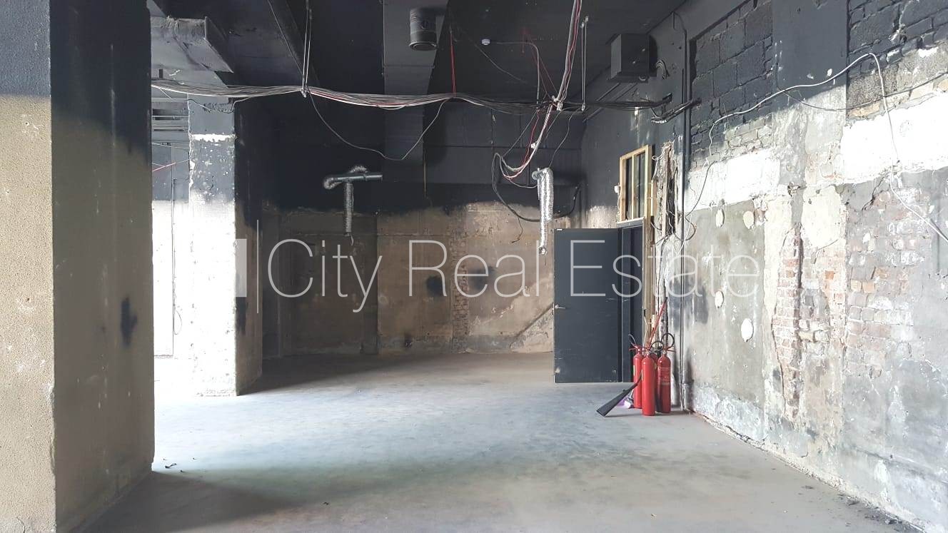 Объявление. Фасадный дом, реновированный дом, вход с улицы, окна выходят на улицу, система вентиляции воздуха, Цена: 3900 EUR/мес. Foto #7