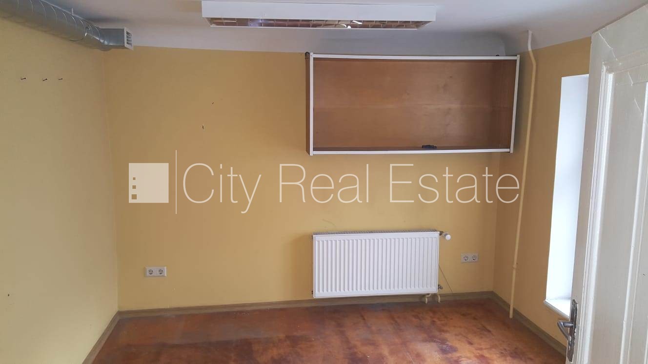 Объявление. Фасадный дом, реновированный дом, вход с улицы, окна выходят на улицу, система вентиляции воздуха, Цена: 3900 EUR/мес. Foto #22