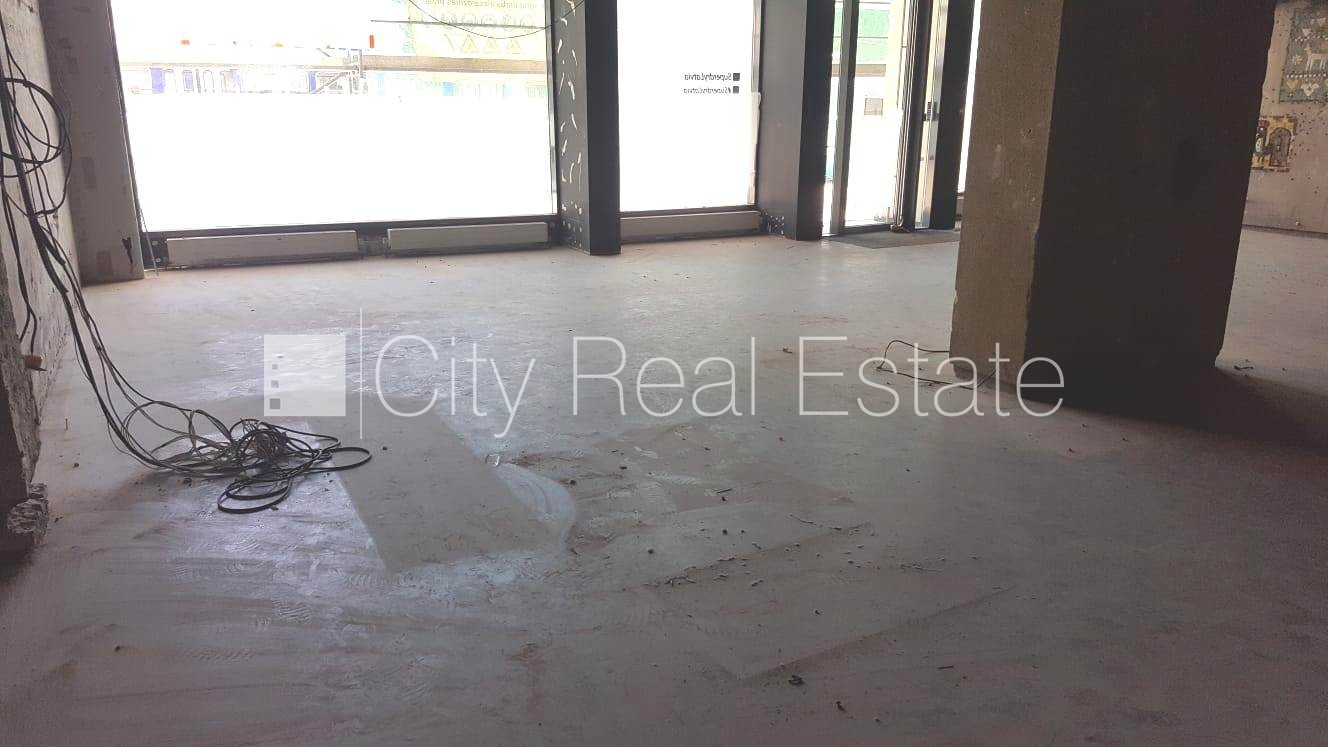 Объявление. Фасадный дом, реновированный дом, вход с улицы, окна выходят на улицу, система вентиляции воздуха, Цена: 3900 EUR/мес. Foto #14