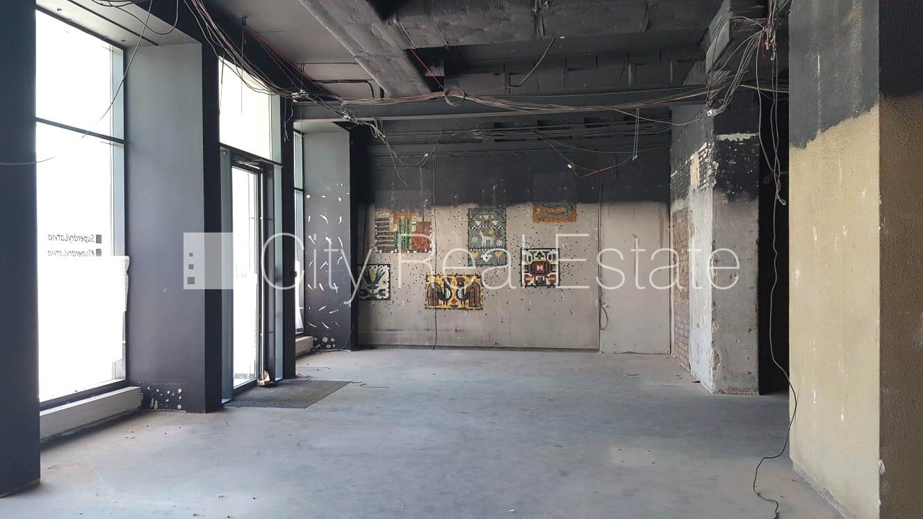 Объявление. Фасадный дом, реновированный дом, вход с улицы, окна выходят на улицу, система вентиляции воздуха, Цена: 3900 EUR/мес. Foto #15