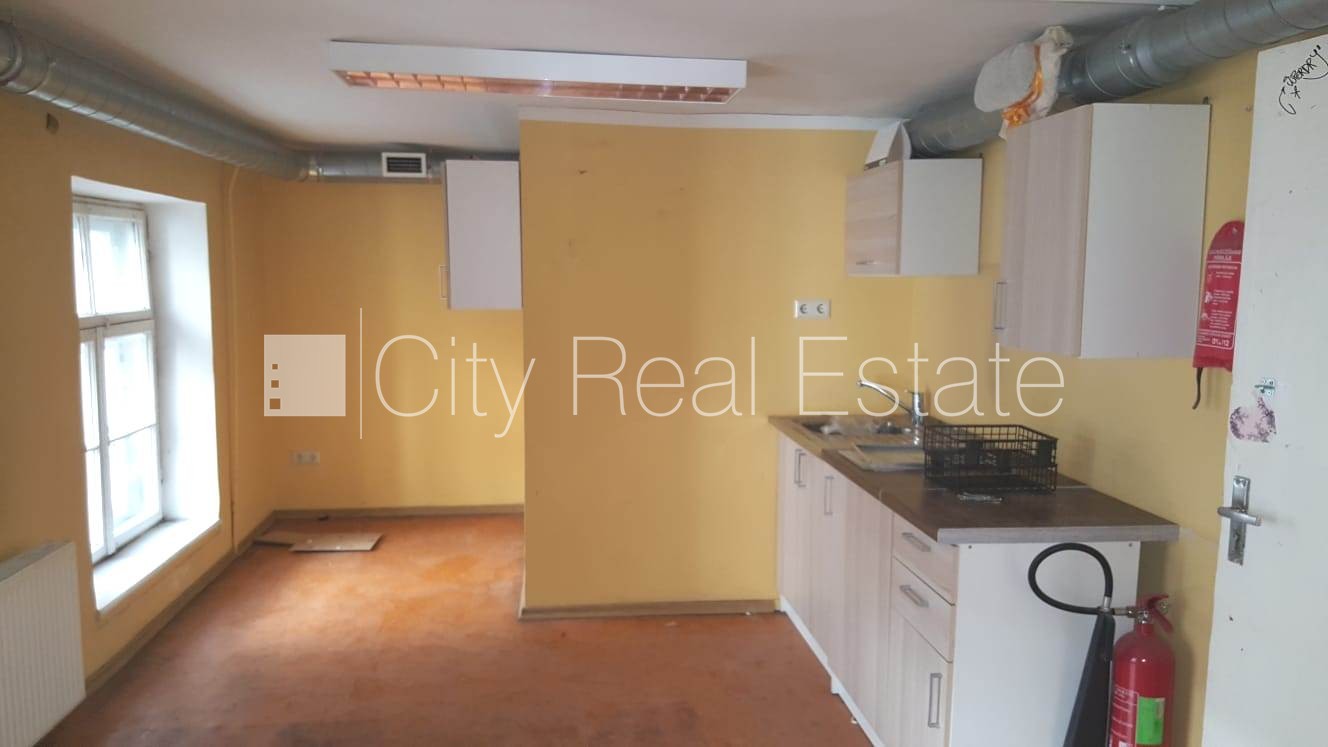 Объявление. Фасадный дом, реновированный дом, вход с улицы, окна выходят на улицу, система вентиляции воздуха, Цена: 3900 EUR/мес. Foto #23