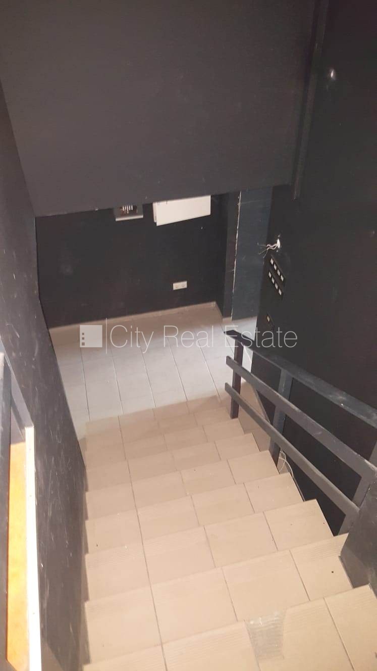 Объявление. Фасадный дом, реновированный дом, вход с улицы, окна выходят на улицу, система вентиляции воздуха, Цена: 3900 EUR/мес. Foto #24