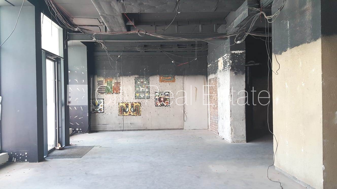 Объявление. Фасадный дом, реновированный дом, вход с улицы, окна выходят на улицу, система вентиляции воздуха, Цена: 3900 EUR/мес. Foto #17