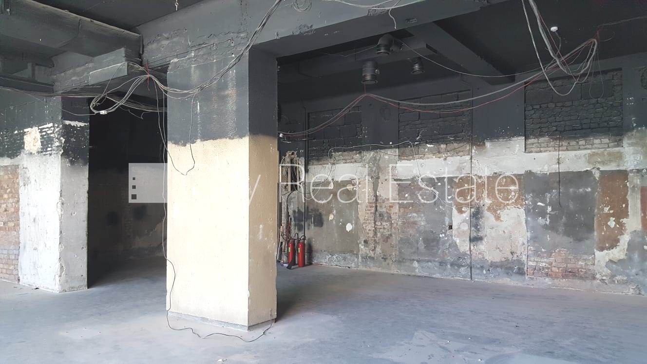 Объявление. Фасадный дом, реновированный дом, вход с улицы, окна выходят на улицу, система вентиляции воздуха, Цена: 3900 EUR/мес. Foto #18