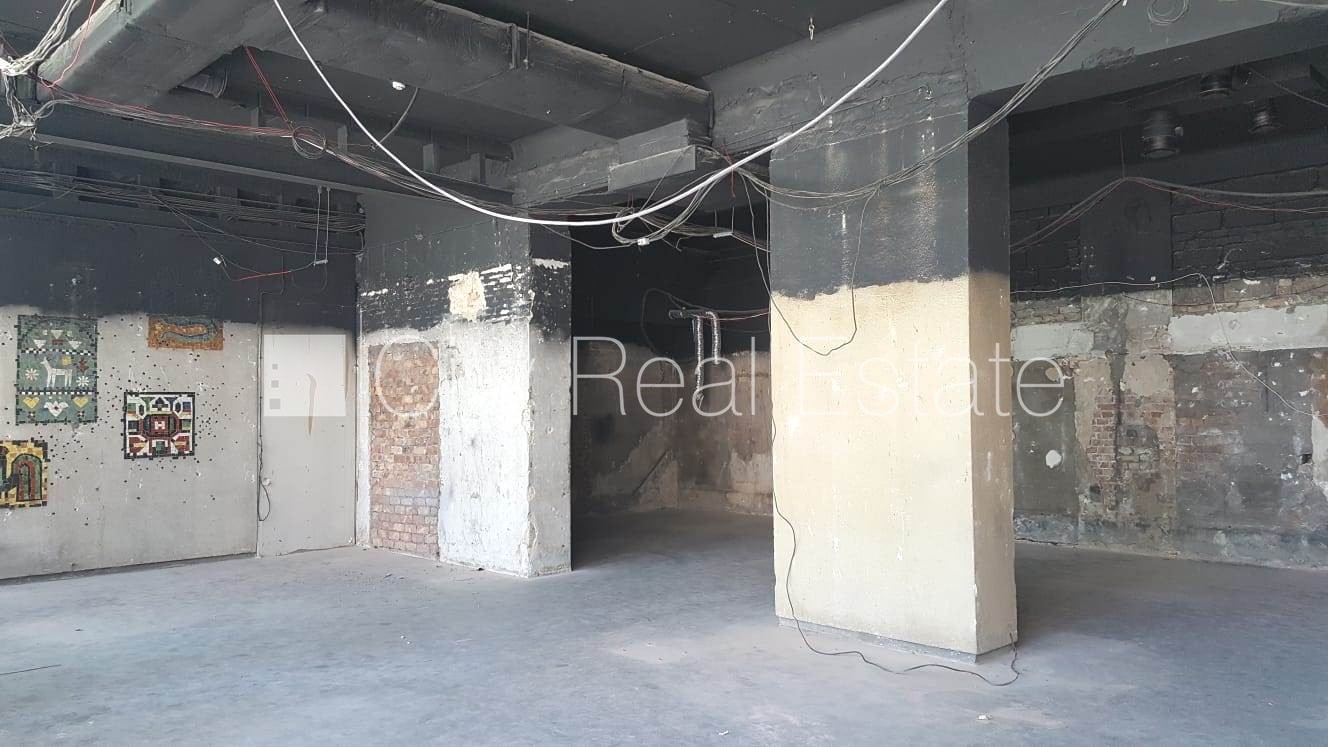 Объявление. Фасадный дом, реновированный дом, вход с улицы, окна выходят на улицу, система вентиляции воздуха, Цена: 3900 EUR/мес. Foto #12