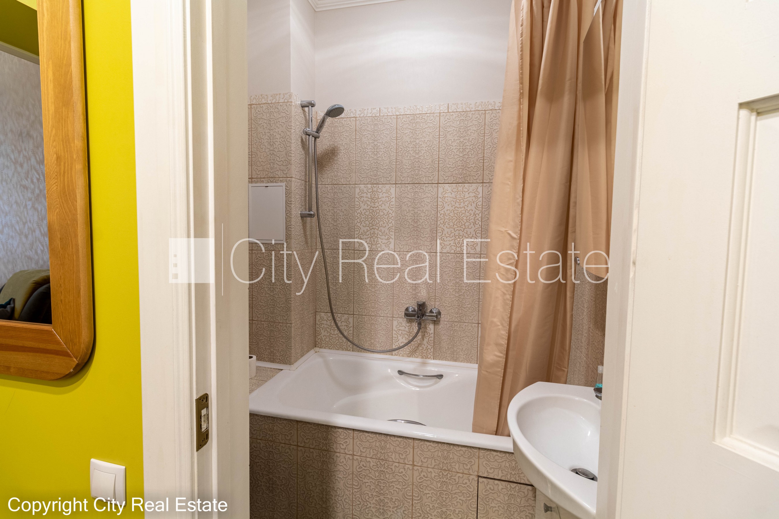 Sludinājumi. Pagalma ēka, renovēta māja, slēgts pagalms, pagalmā bērnu spēļu laukums, ir lifts, kāpņu telpa pēc Cena: 500 EUR/mēn Foto #7