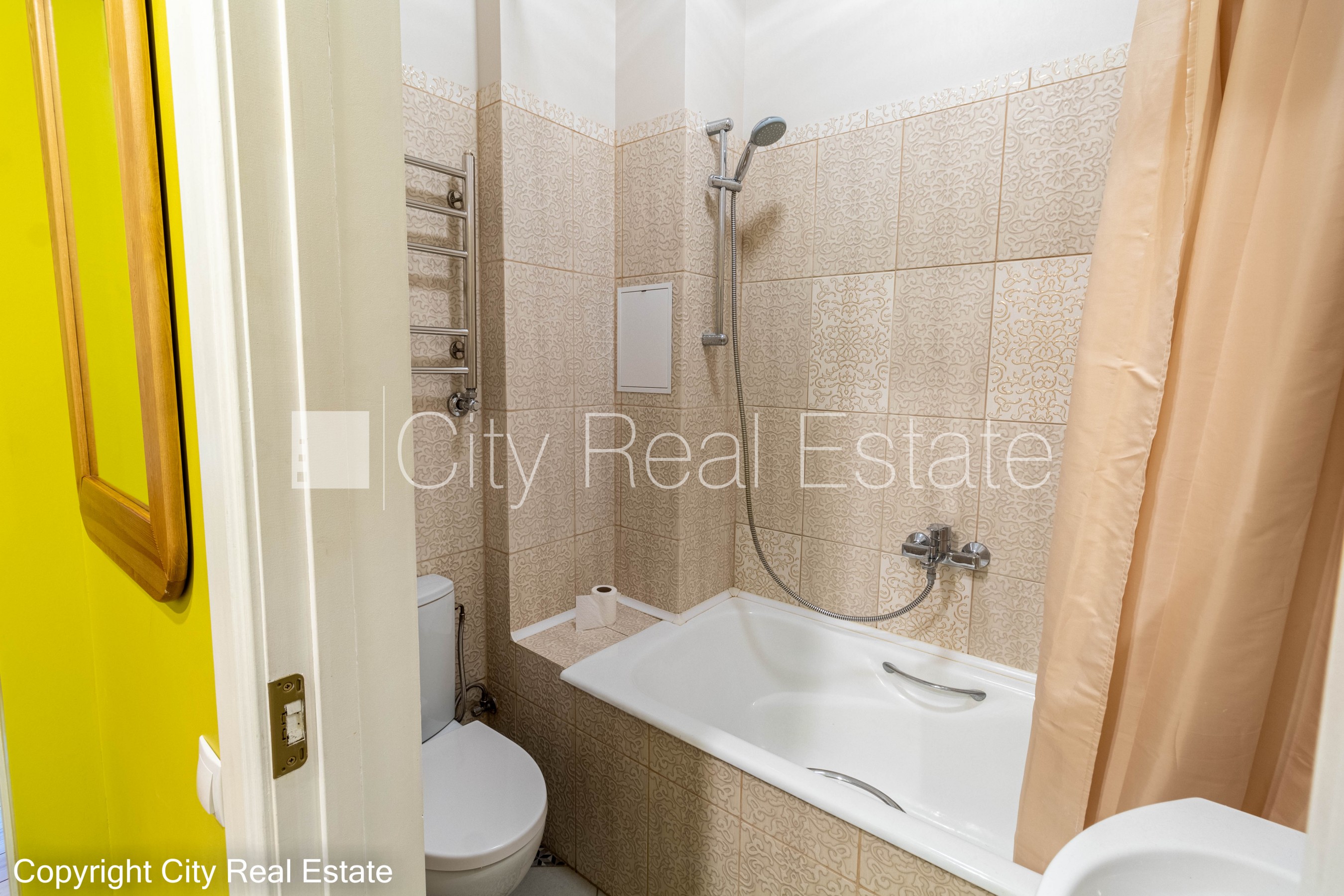 Sludinājumi. Pagalma ēka, renovēta māja, slēgts pagalms, pagalmā bērnu spēļu laukums, ir lifts, kāpņu telpa pēc Cena: 500 EUR/mēn Foto #8