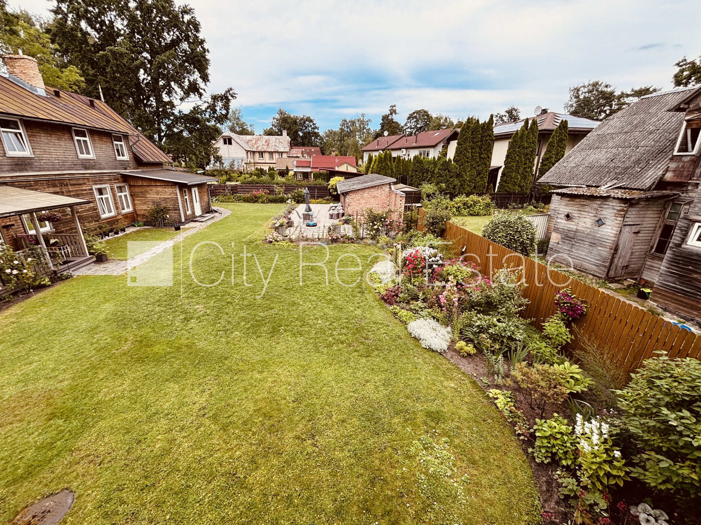 Объявление. Xутор, благоустроенный озеленённый двор, подъездная дорога покрыта брущаткoй, территория обнесена Цена: 1000 EUR/мес. Foto #14