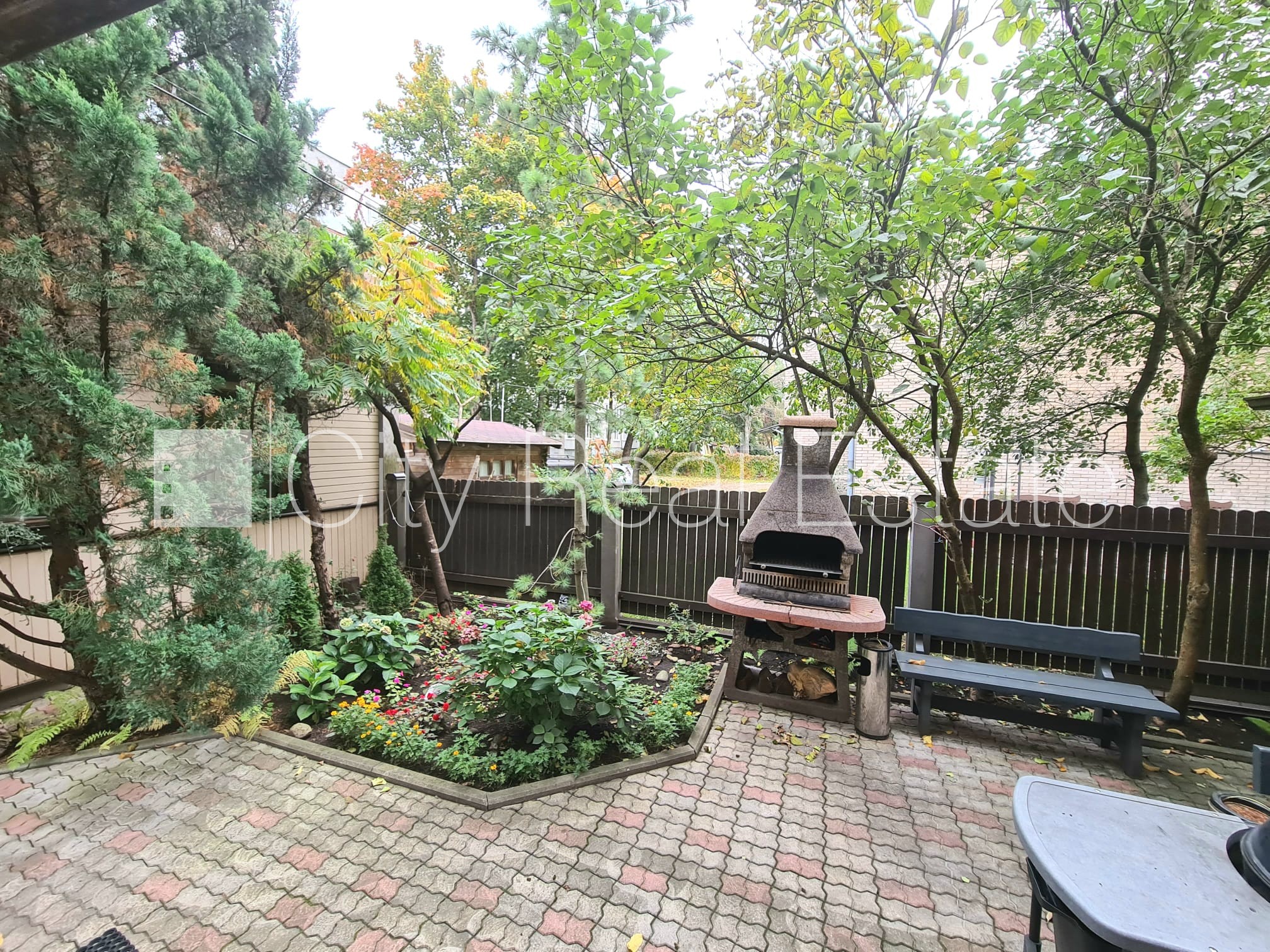 Sludinājumi. Fasādes māja, labiekārtots apzaļumots pagalms, slēgts pagalms, iežogota teritorija, maksas Cena: 280 EUR/mēn Foto #11