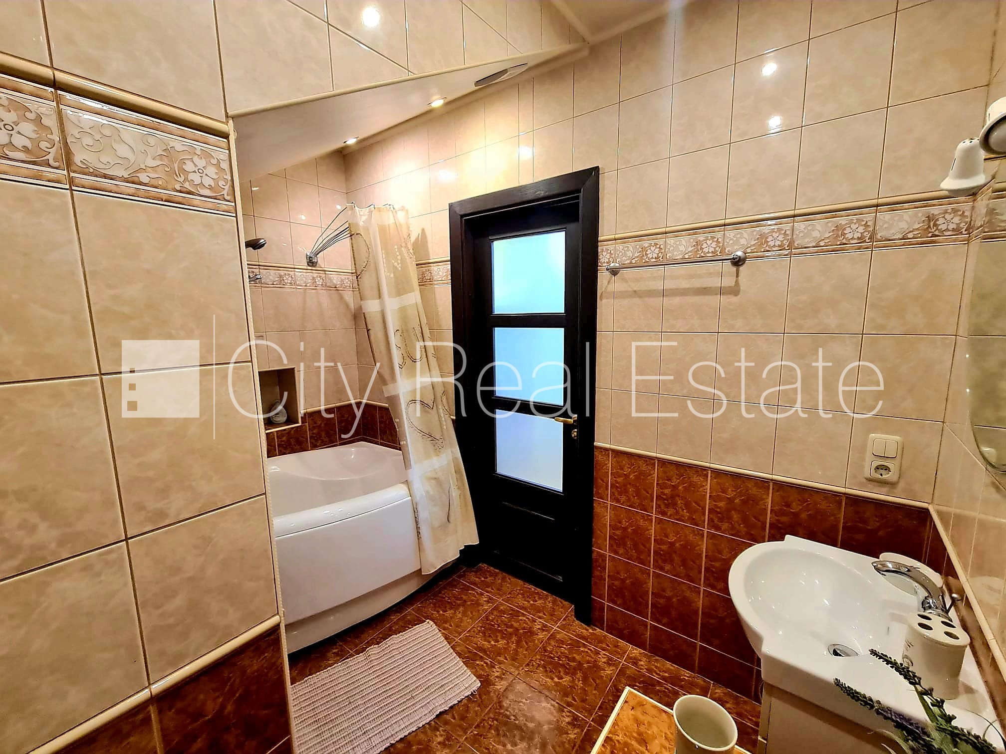 Sludinājumi. Fasādes māja, labiekārtots apzaļumots pagalms, slēgts pagalms, iežogota teritorija, maksas Cena: 280 EUR/mēn Foto #9