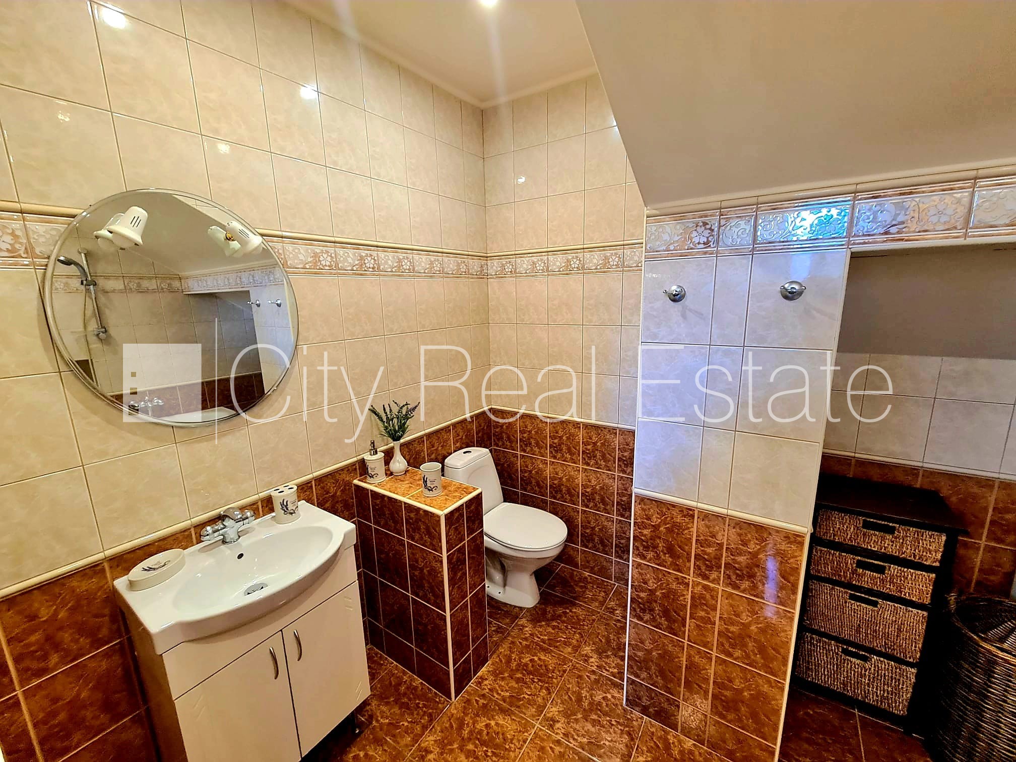 Sludinājumi. Fasādes māja, labiekārtots apzaļumots pagalms, slēgts pagalms, iežogota teritorija, maksas Cena: 280 EUR/mēn Foto #8