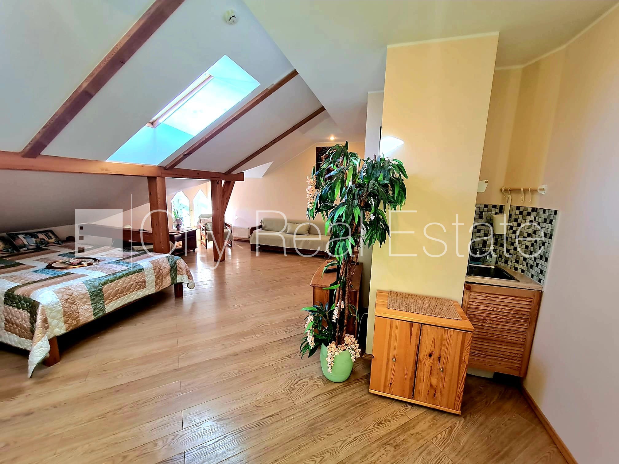 Sludinājumi. Fasādes māja, labiekārtots apzaļumots pagalms, slēgts pagalms, iežogota teritorija, maksas Cena: 280 EUR/mēn Foto #4