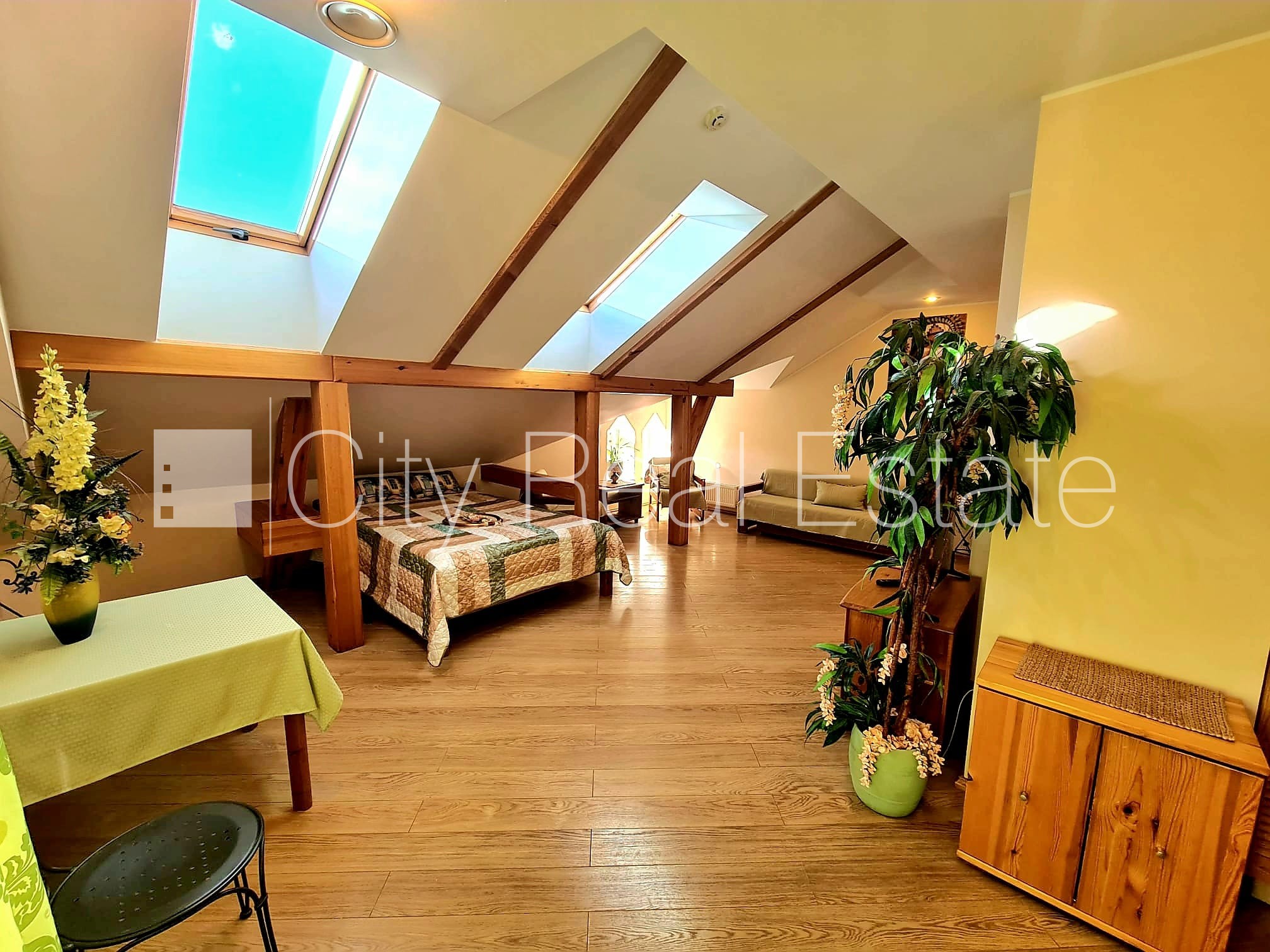 Sludinājumi. Fasādes māja, labiekārtots apzaļumots pagalms, slēgts pagalms, iežogota teritorija, maksas Cena: 280 EUR/mēn Foto #6