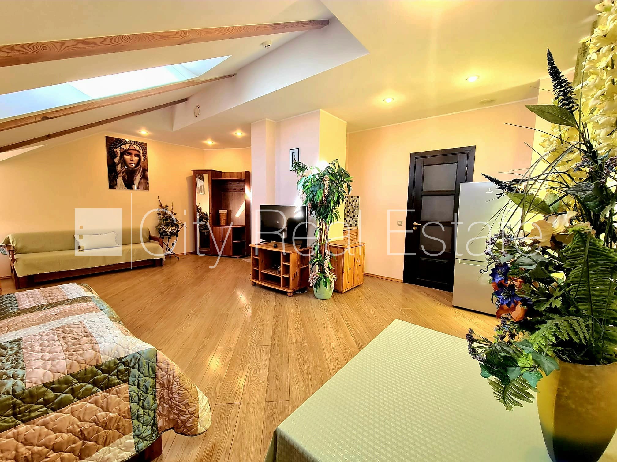 Sludinājumi. Fasādes māja, labiekārtots apzaļumots pagalms, slēgts pagalms, iežogota teritorija, maksas Cena: 280 EUR/mēn Foto #7