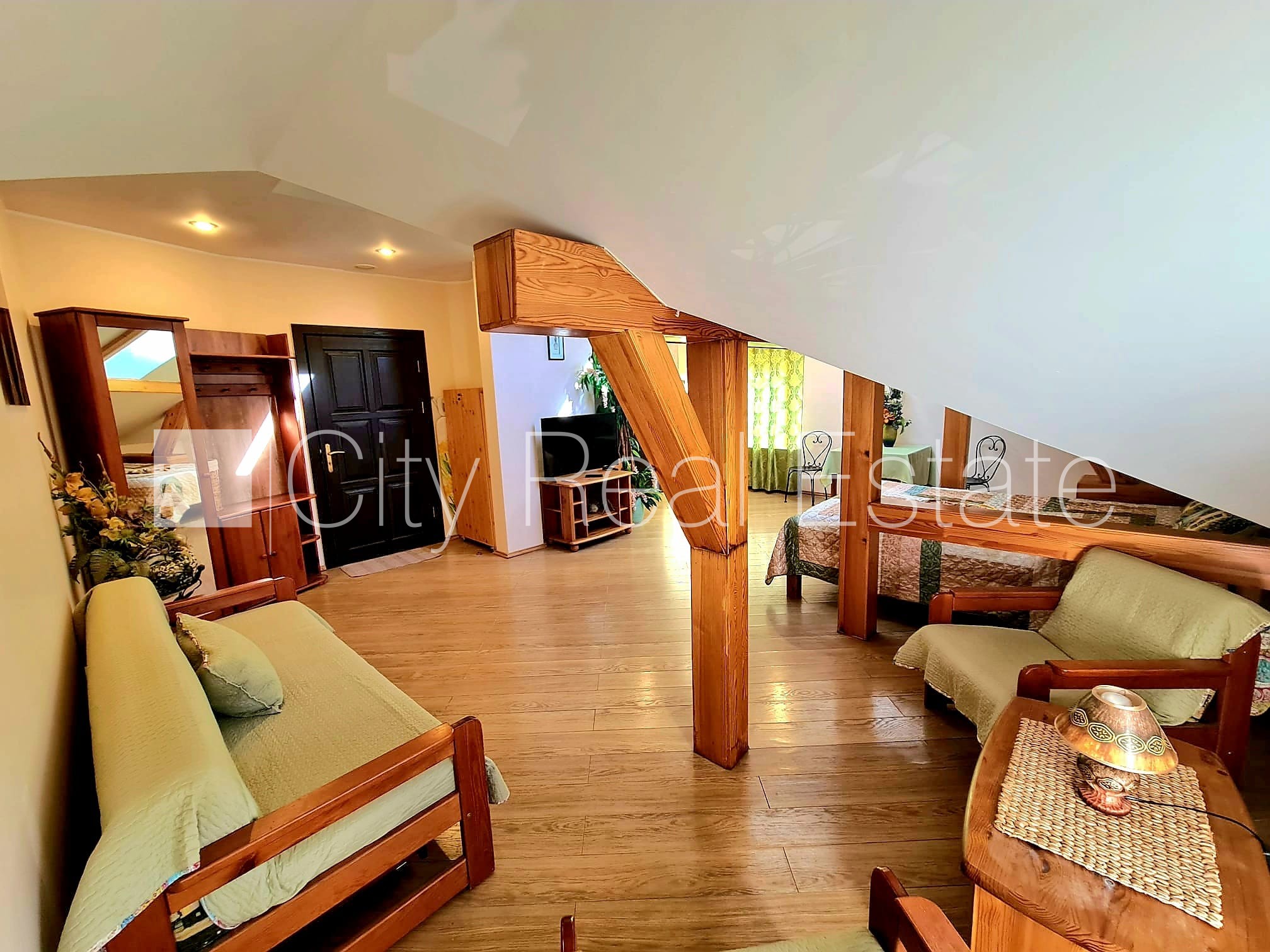 Sludinājumi. Fasādes māja, labiekārtots apzaļumots pagalms, slēgts pagalms, iežogota teritorija, maksas Cena: 280 EUR/mēn Foto #2