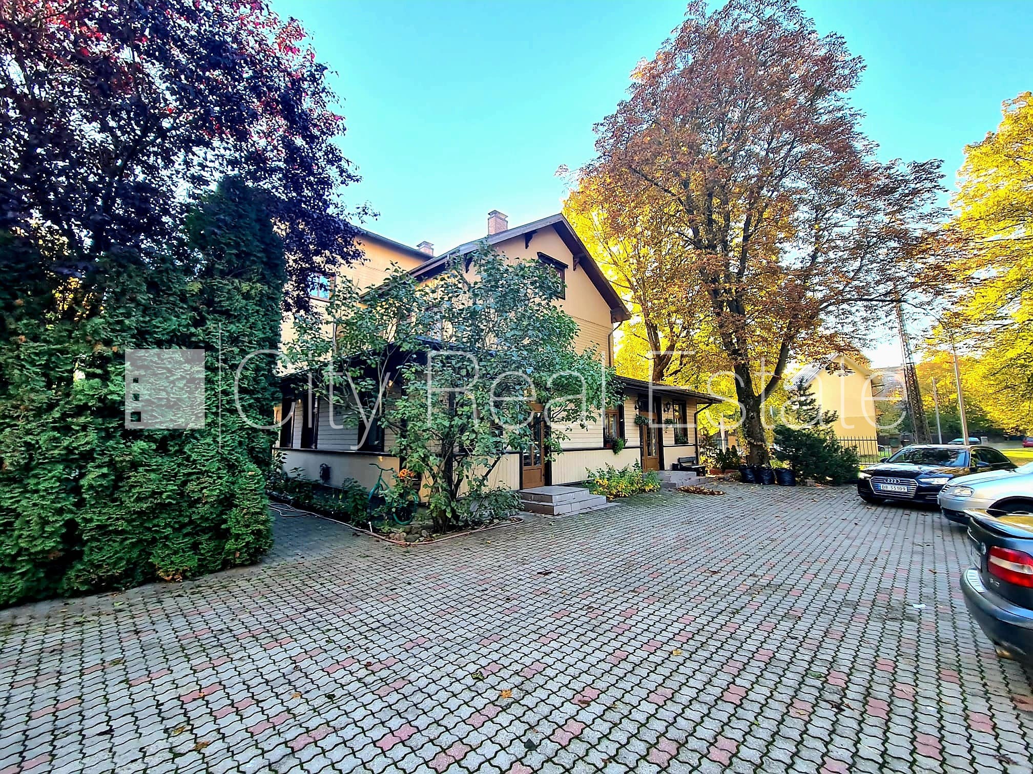 Sludinājumi. Fasādes māja, labiekārtots apzaļumots pagalms, slēgts pagalms, iežogota teritorija, maksas Cena: 280 EUR/mēn Foto #12