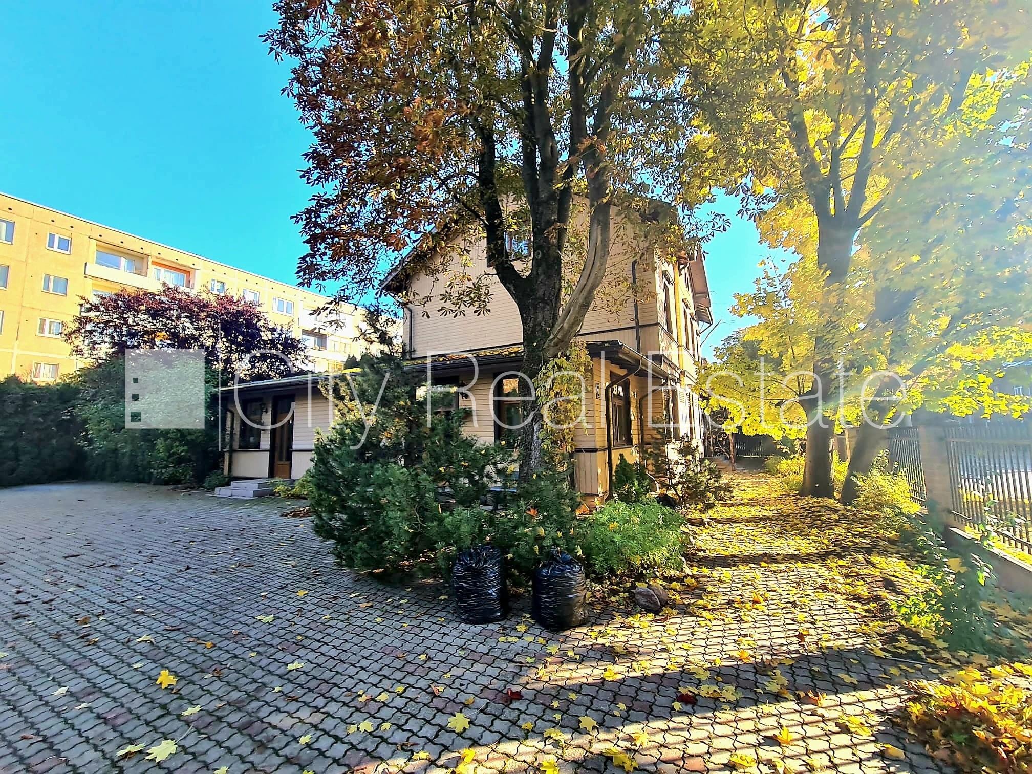 Sludinājumi. Fasādes māja, labiekārtots apzaļumots pagalms, slēgts pagalms, iežogota teritorija, maksas Cena: 280 EUR/mēn Foto #13