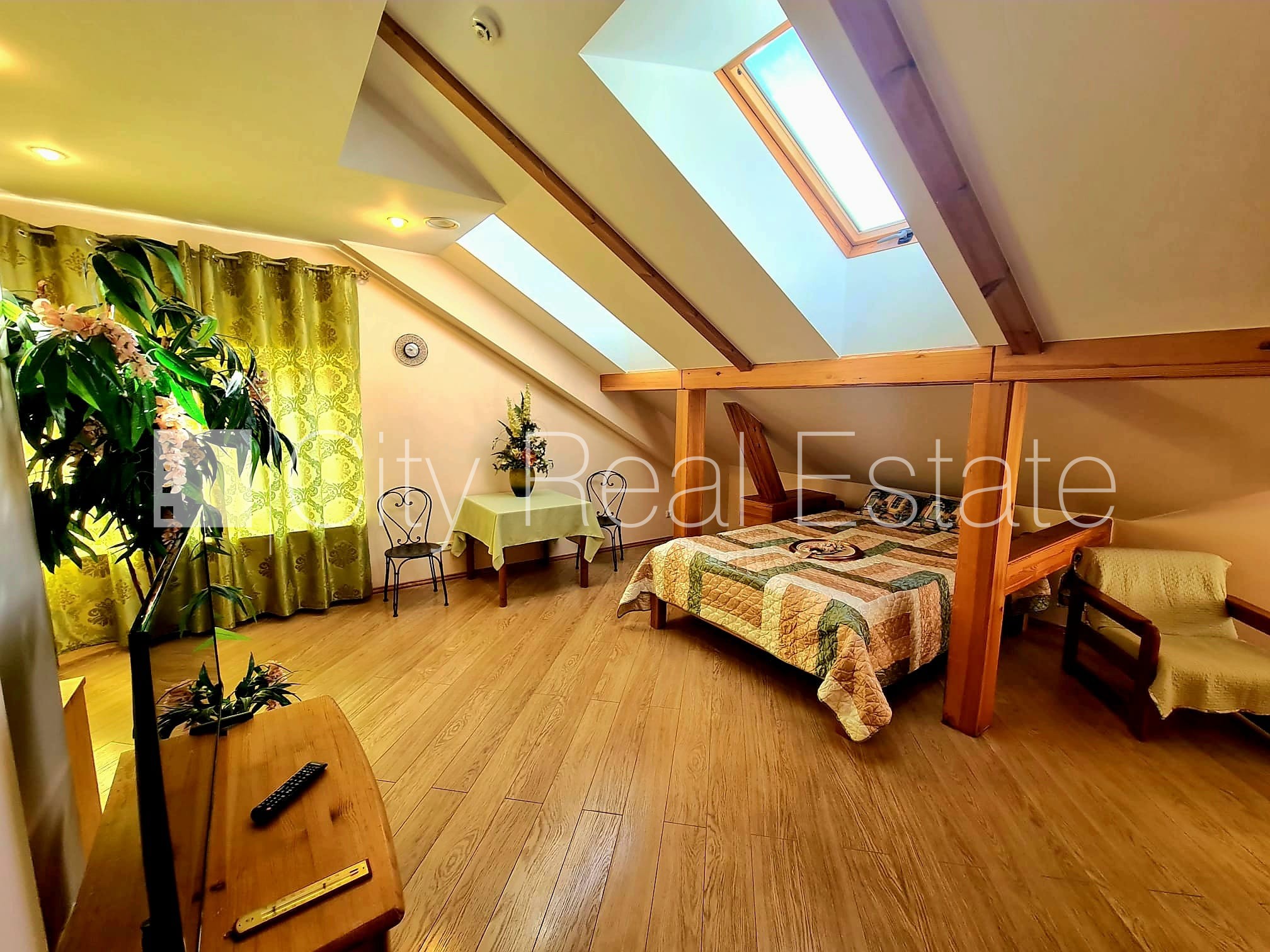 Sludinājumi. Fasādes māja, labiekārtots apzaļumots pagalms, slēgts pagalms, iežogota teritorija, maksas Cena: 280 EUR/mēn Foto #1