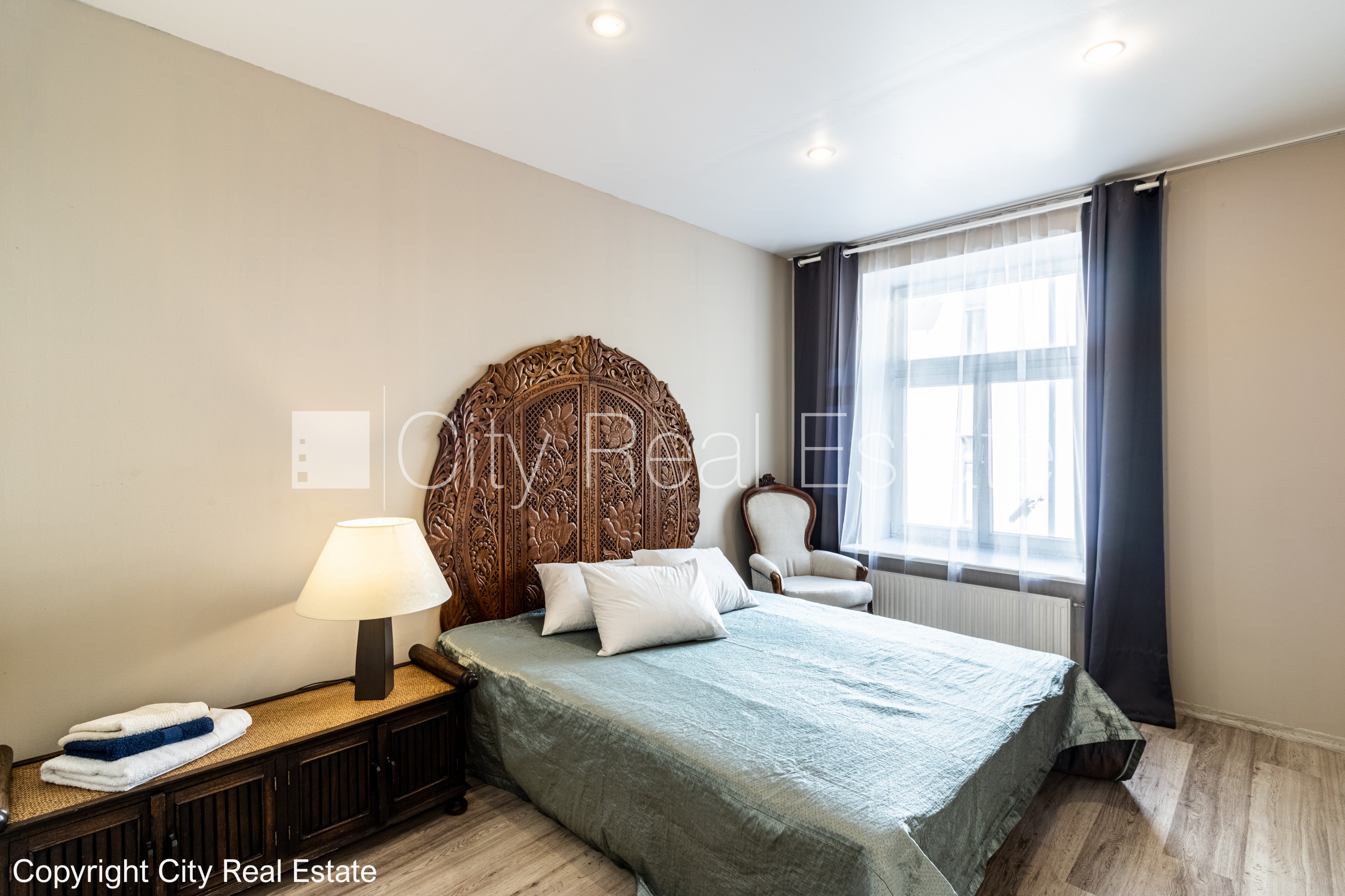 Sludinājumi. Fasādes māja, renovēta māja, ieeja no ielas, kāpņu telpa pēc kapitālā remonta, logi vērsti uz ielas Cena: 1200 EUR/mēn Foto #5