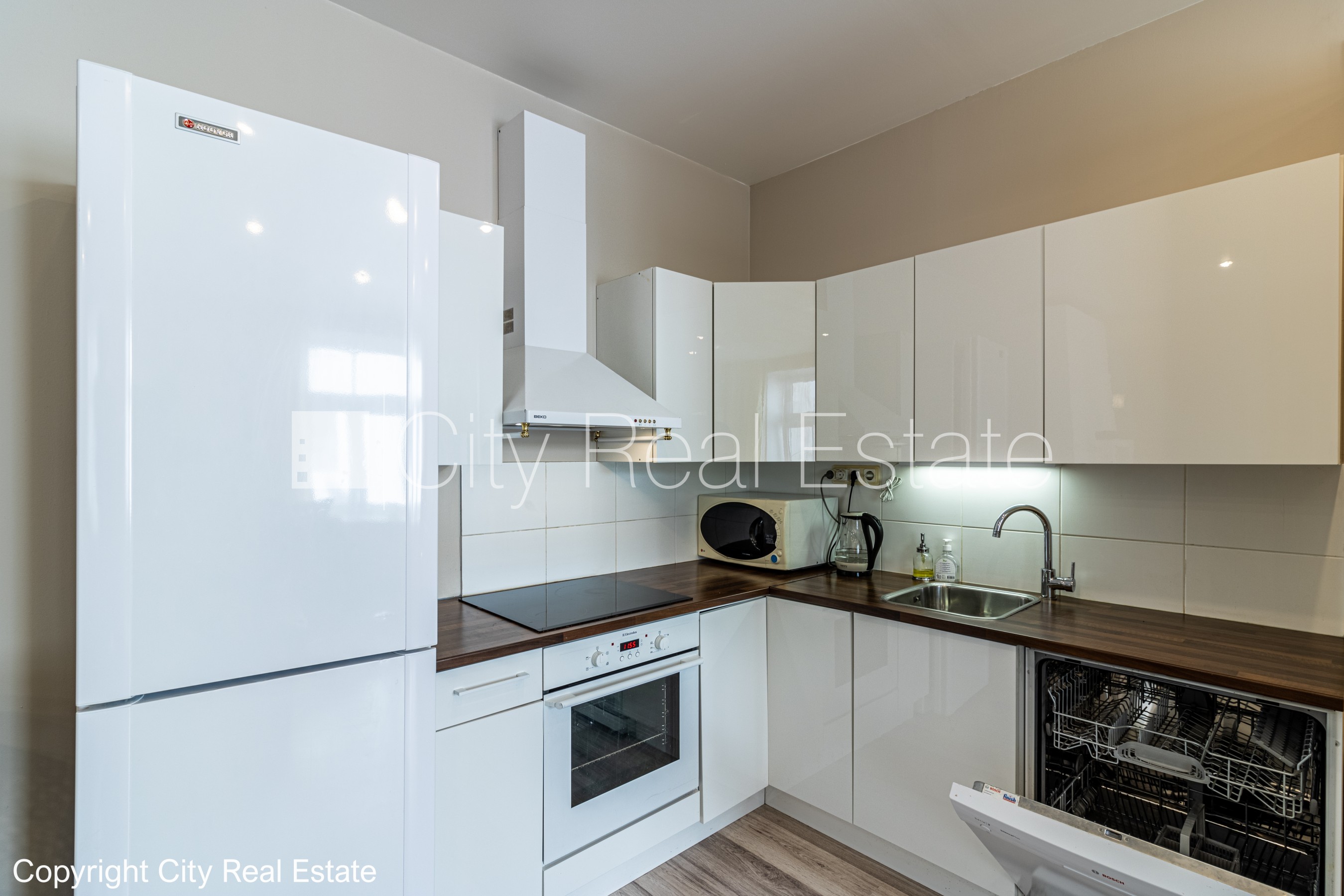 Sludinājumi. Fasādes māja, renovēta māja, ieeja no ielas, kāpņu telpa pēc kapitālā remonta, logi vērsti uz ielas Cena: 1200 EUR/mēn Foto #4