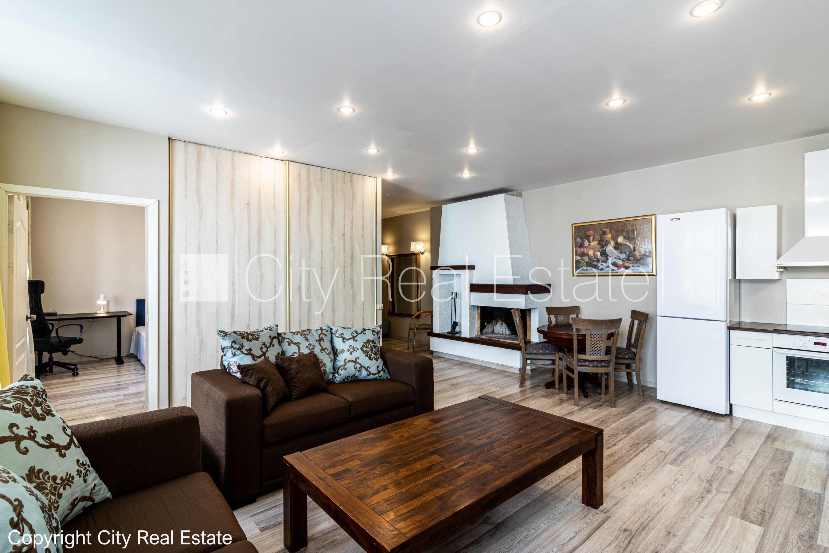 Sludinājumi. Fasādes māja, renovēta māja, ieeja no ielas, kāpņu telpa pēc kapitālā remonta, logi vērsti uz ielas Cena: 1200 EUR/mēn Foto #1